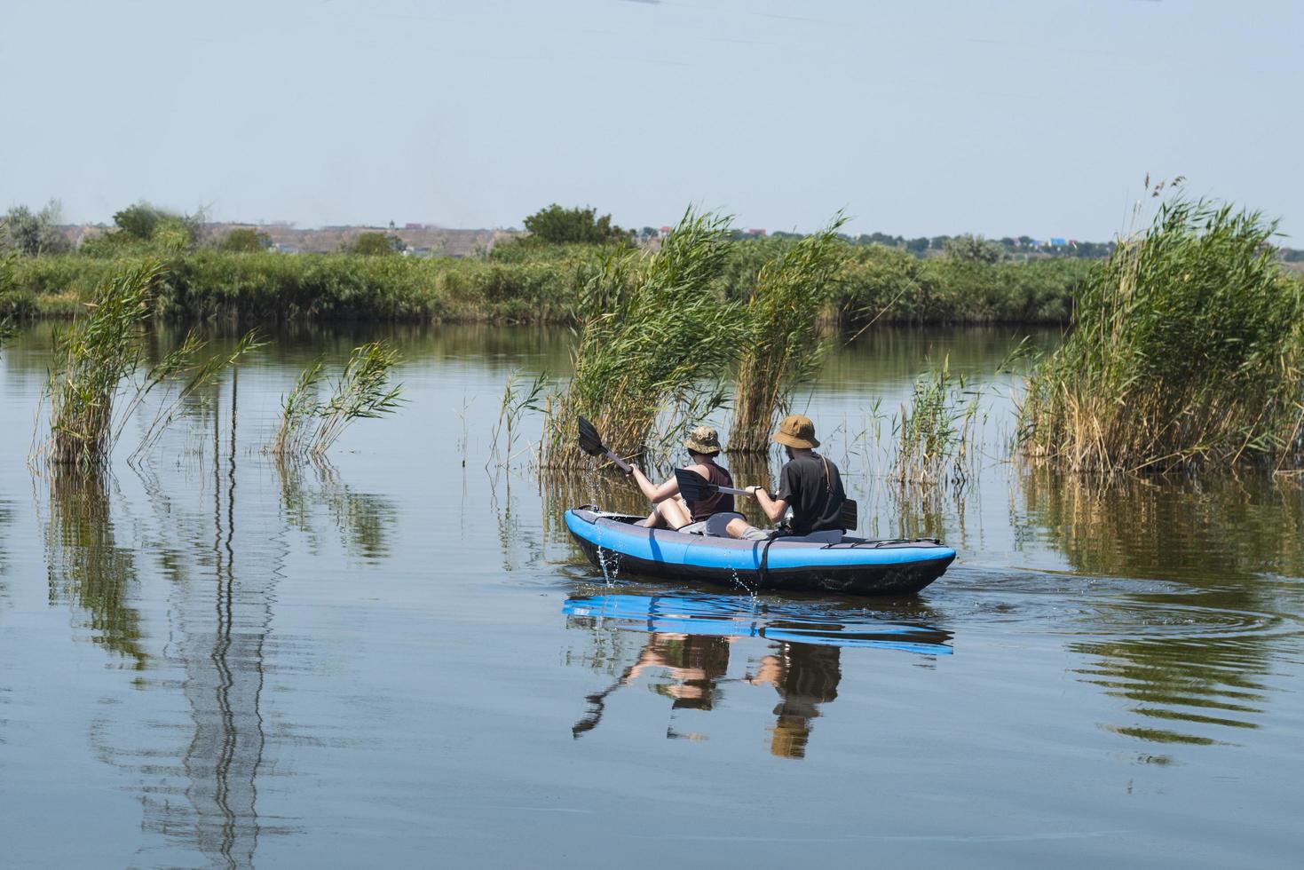 coppia di viaggiatori nuotano in kayak sul fiume foto