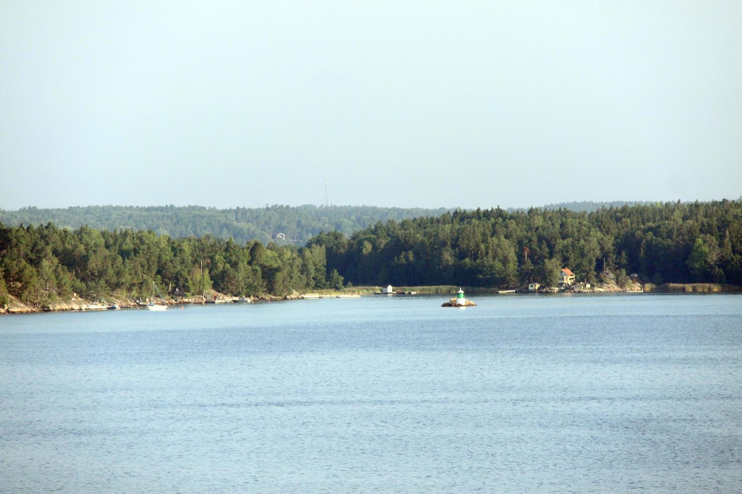 isola solitaria nell'arcipelago svedese foto