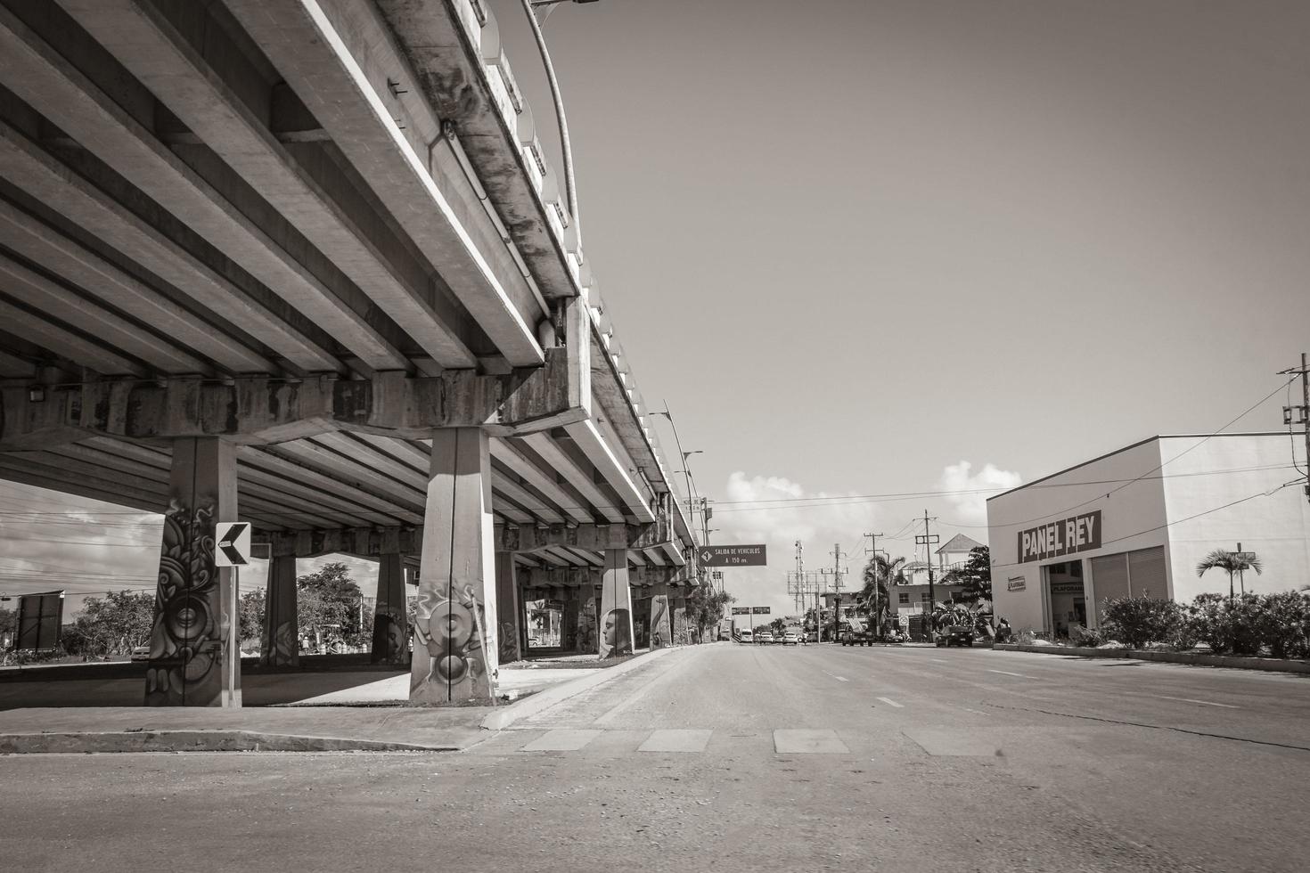 playa del carmen quintana roo messico 2022 tipica strada strada autostrada ponte paesaggio urbano playa del carmen messico. foto