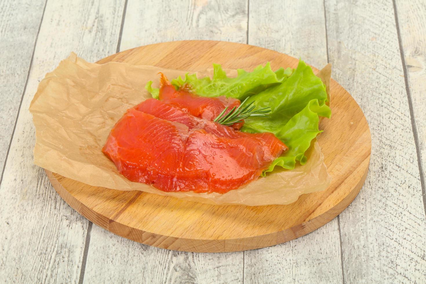 filetto di salmone affettato servito al rosmarino foto