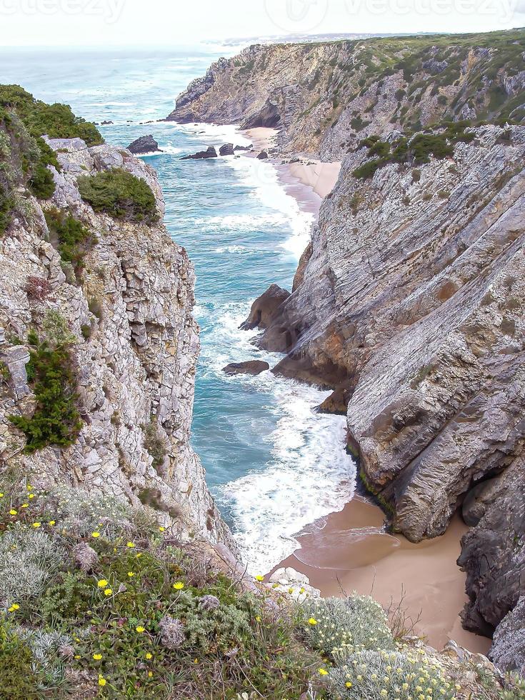 onde che si infrangono sulla spiaggia foto