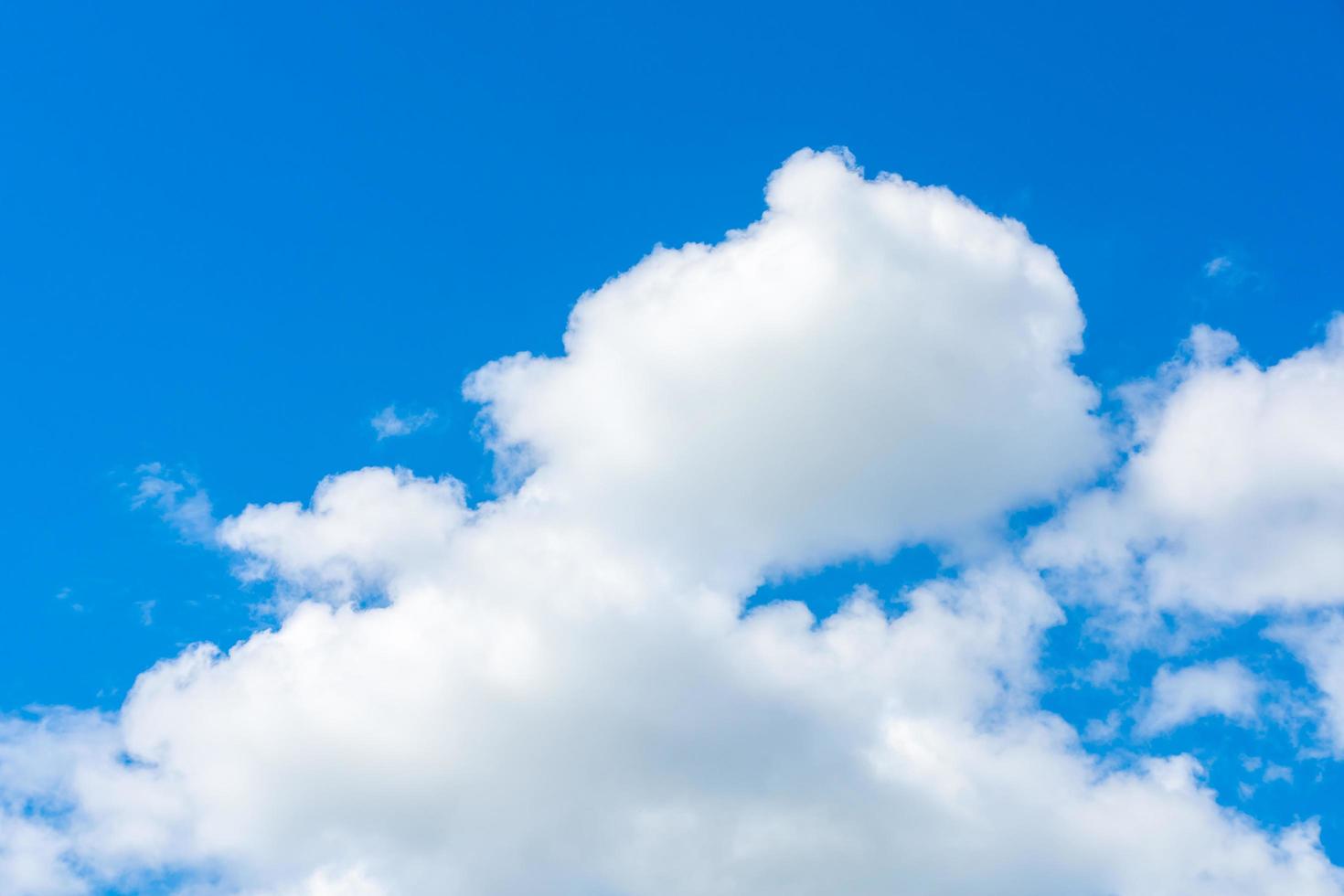 cielo azzurro con belle nuvole foto