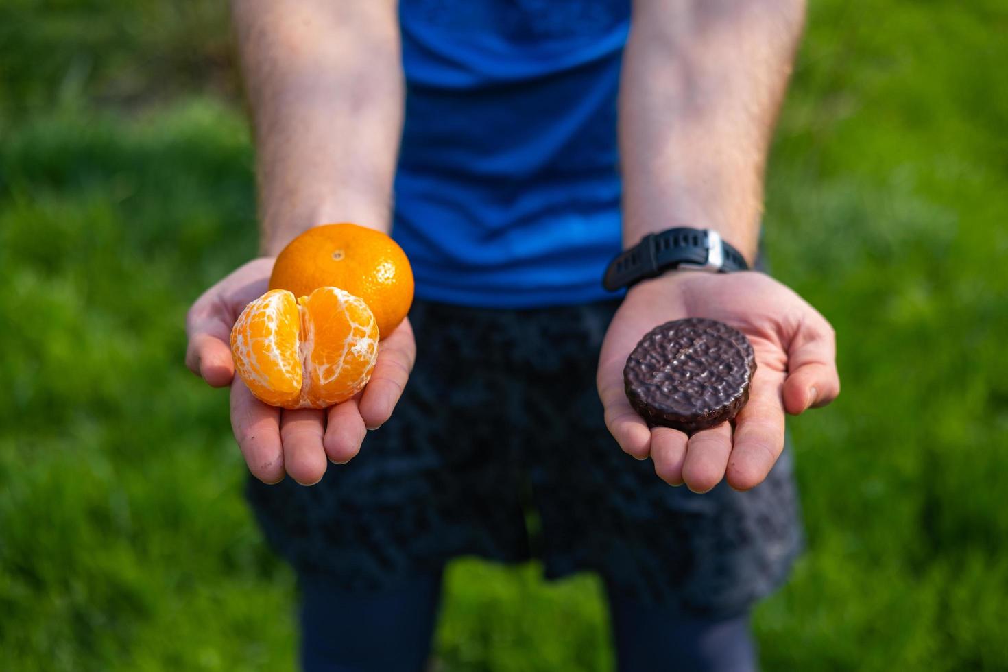 maschio che fa la scelta tra cibo sano e dannoso. concetto di alimentazione e stile di vita. foto