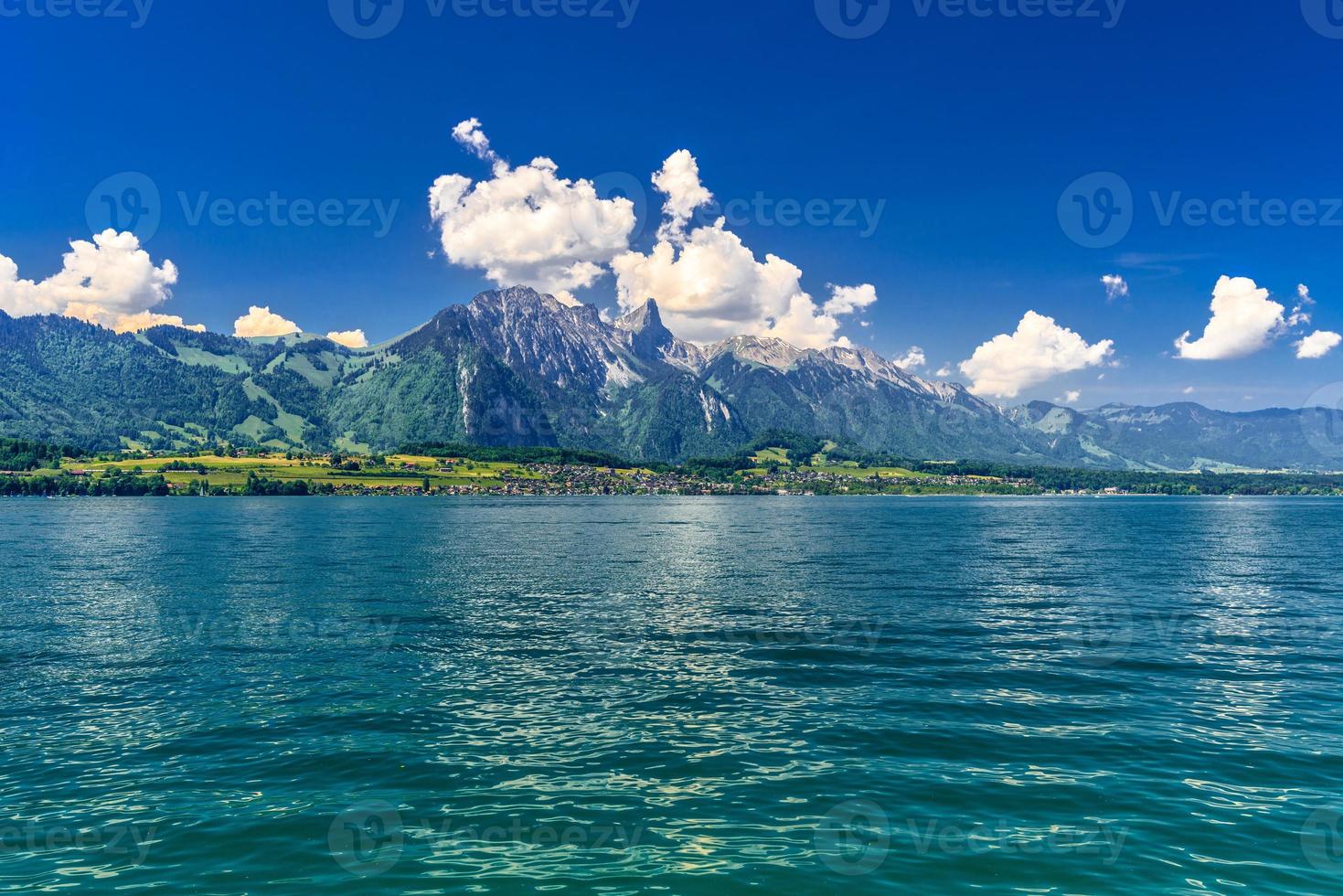 chiaro trasparente azzurro lago di thun, thunersee, berna, svizzera foto