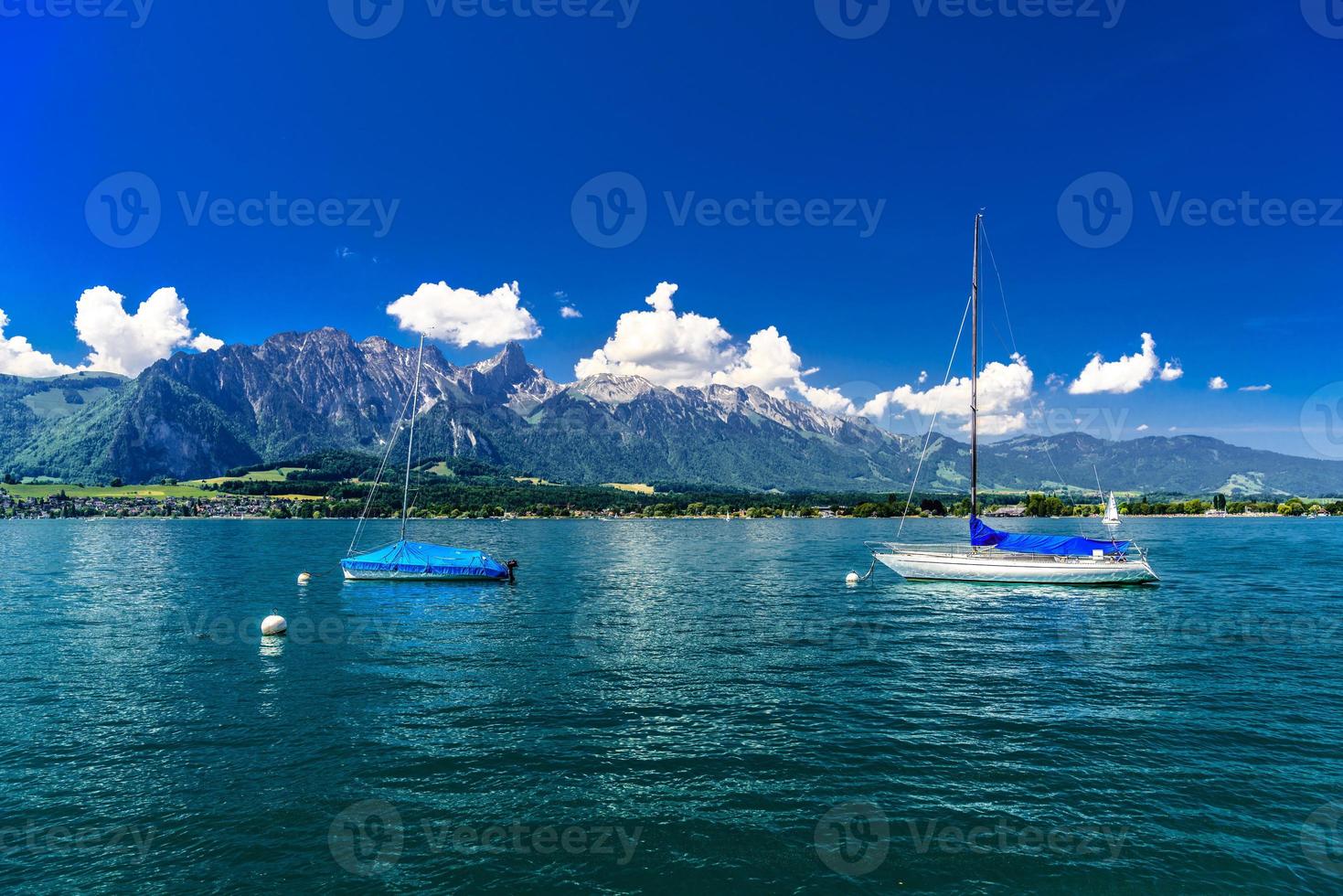 barche a vela nel lago di thun, tunersee, berna, svizzera foto