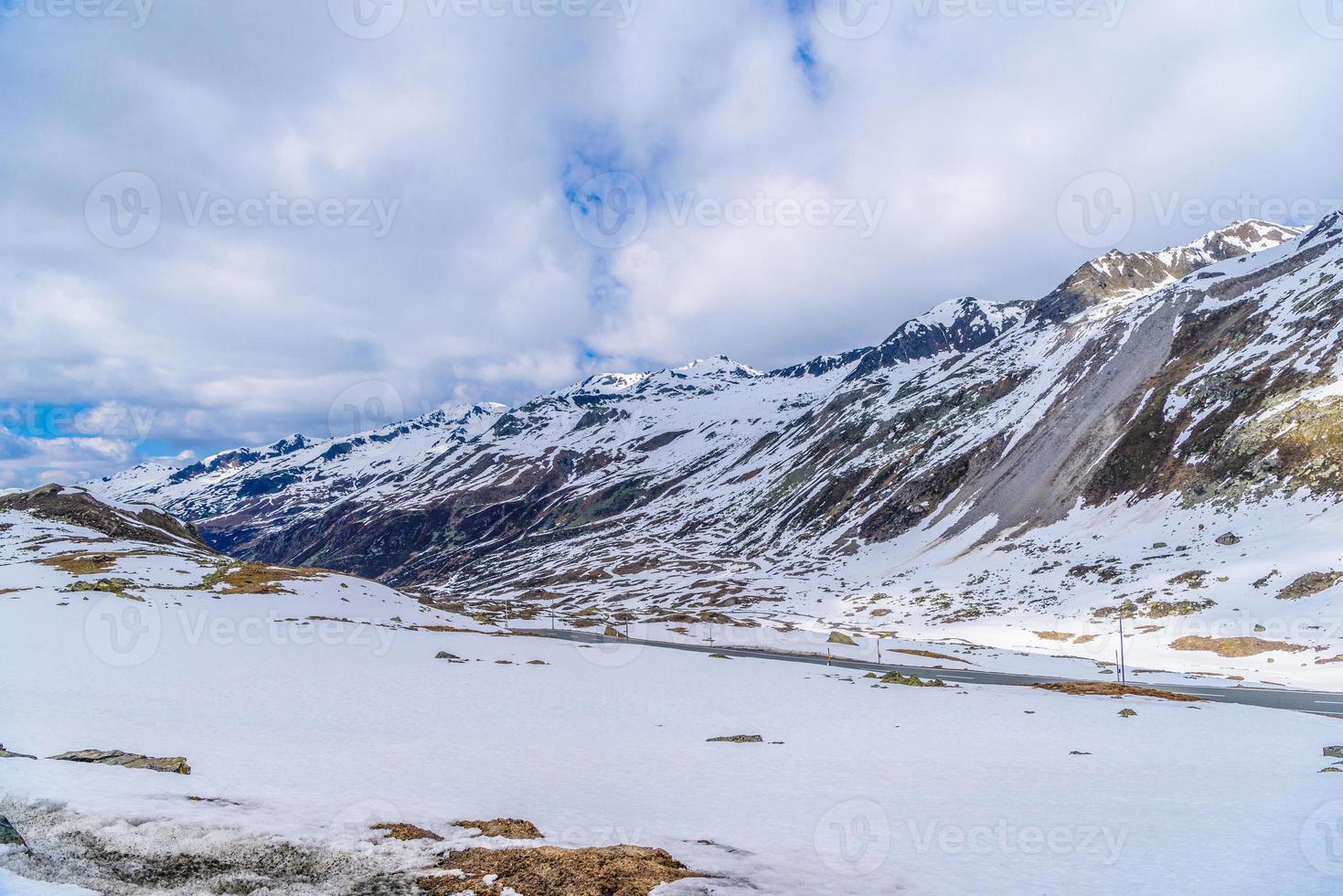 neve nelle alpi rocciose montagne, fluelapass, davos, grigioni, s foto