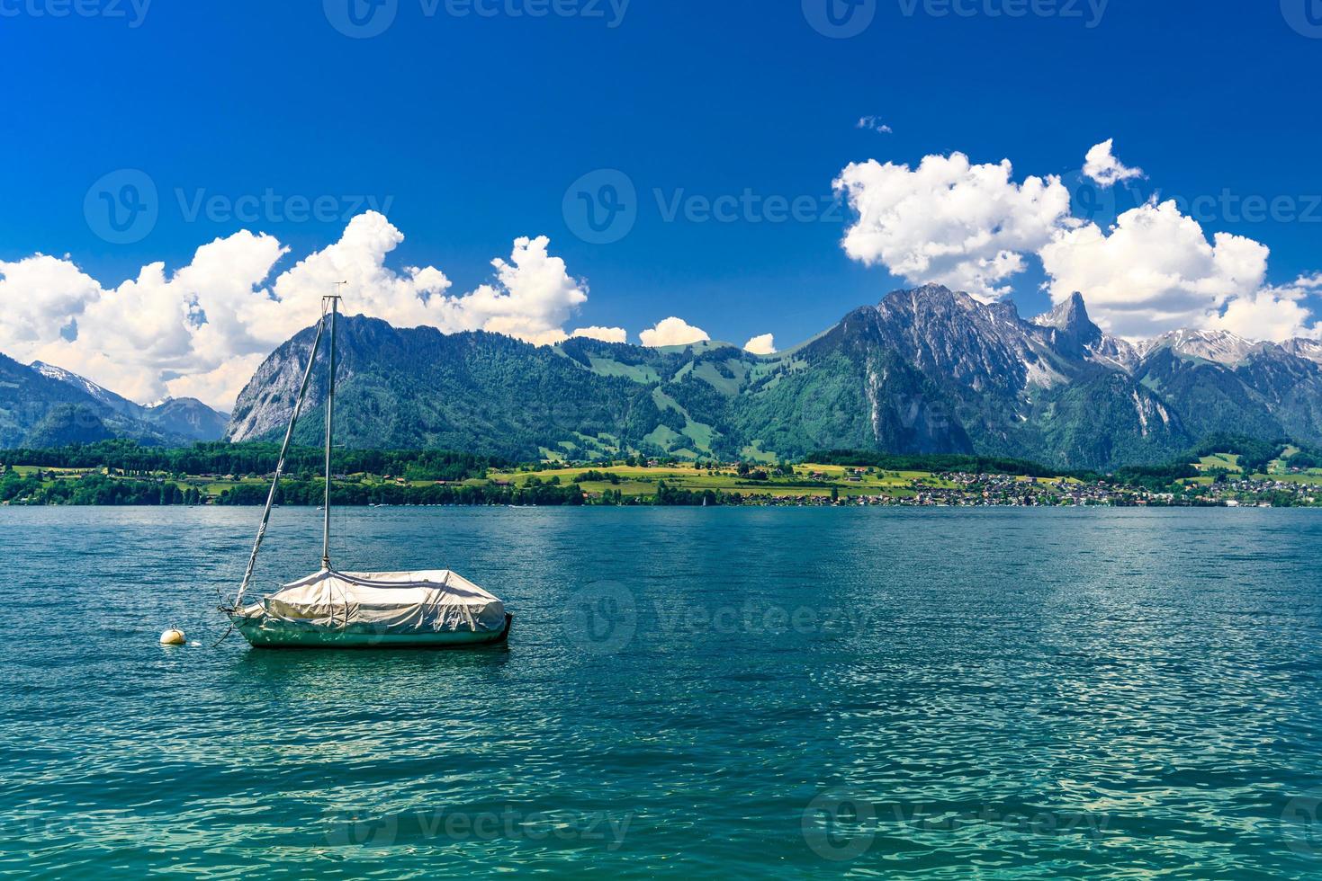 barche a vela nel lago di thun, tunersee, berna, svizzera foto