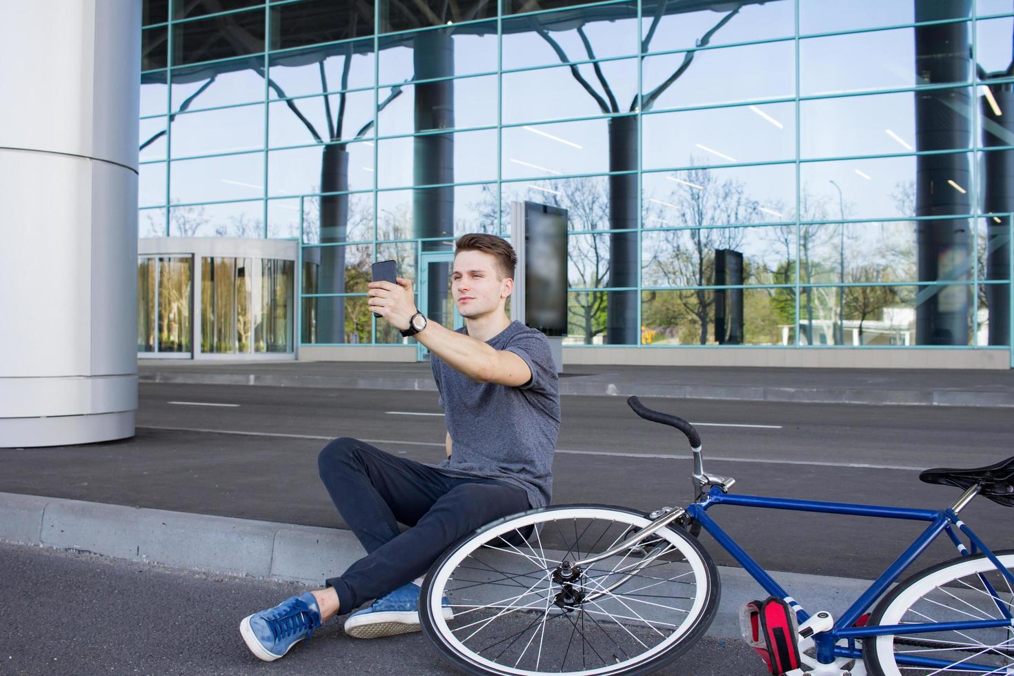 ciclista uomo in sella a una bici retrò sportiva a scatto fisso. foto