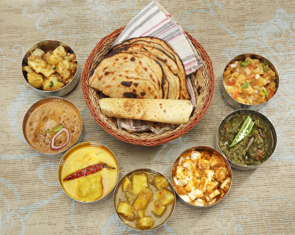 gruppo di cibo indiano o thali indiano del nord foto