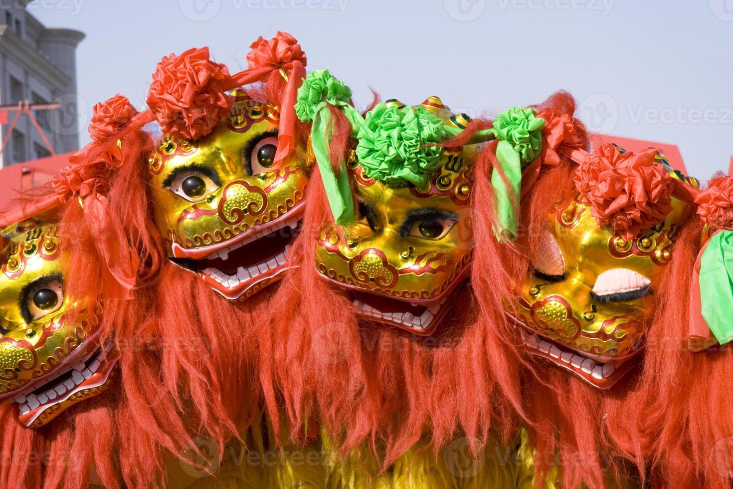 leone cinese colorato ballare e muoversi per le strade foto