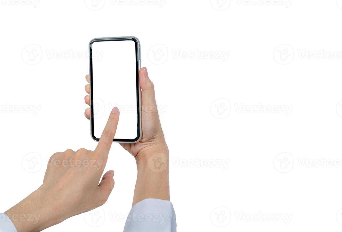 la mano della donna che tiene e utilizza lo smartphone. smartphone toccante a mano in primo piano con schermo vuoto isolato su sfondo bianco e spazio per la copia del testo. cellulare con schermo vuoto. marketing online. foto