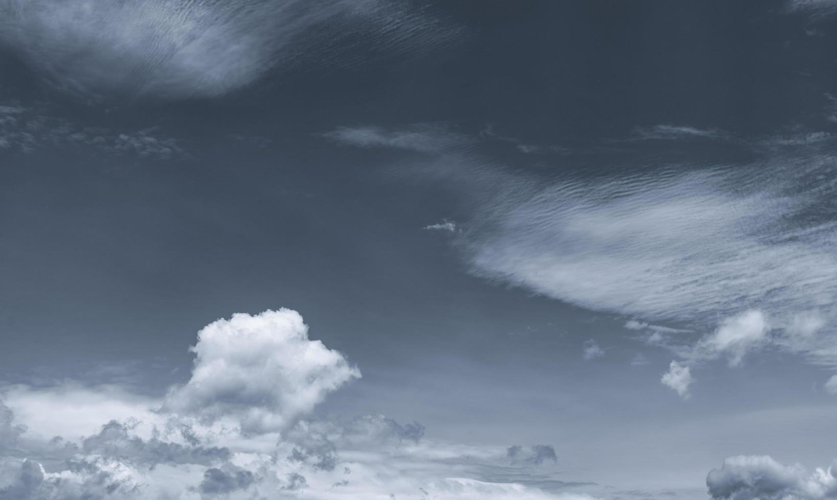 cielo e nuvole drammatici scuri. sfondo per la morte e il concetto triste. cielo grigio e soffici nuvole bianche. cielo di tuoni e tempeste. cielo triste e lunatico. sfondo della natura. sfondo astratto morto. paesaggio nuvoloso. foto