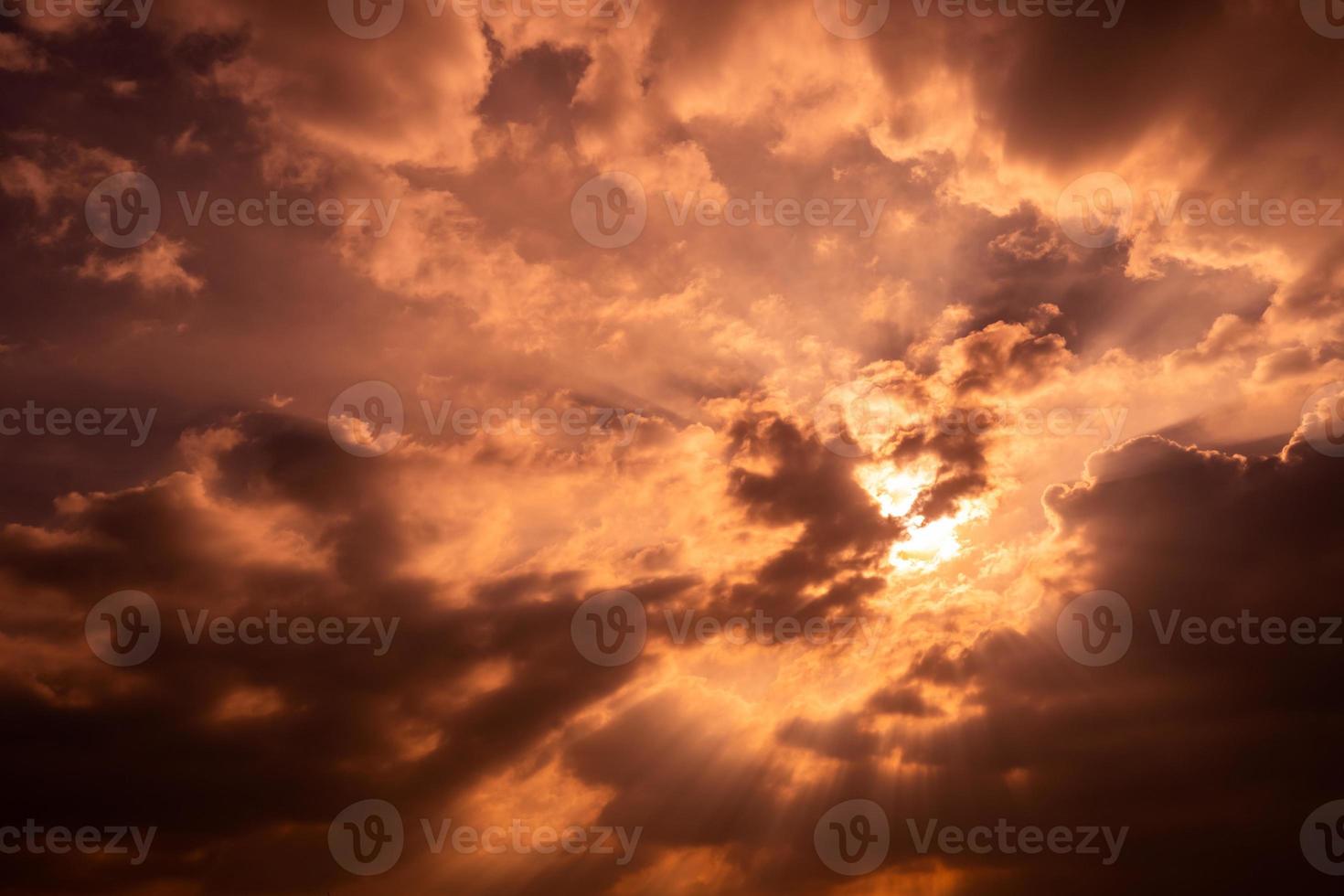 dio luce. cielo nuvoloso scuro con raggio di sole. raggi del sole attraverso nuvole scure. dio luce dal cielo per speranza e concetto fedele. credere in Dio. cielo celeste. cielo al tramonto. sfondo religioso spirituale. foto