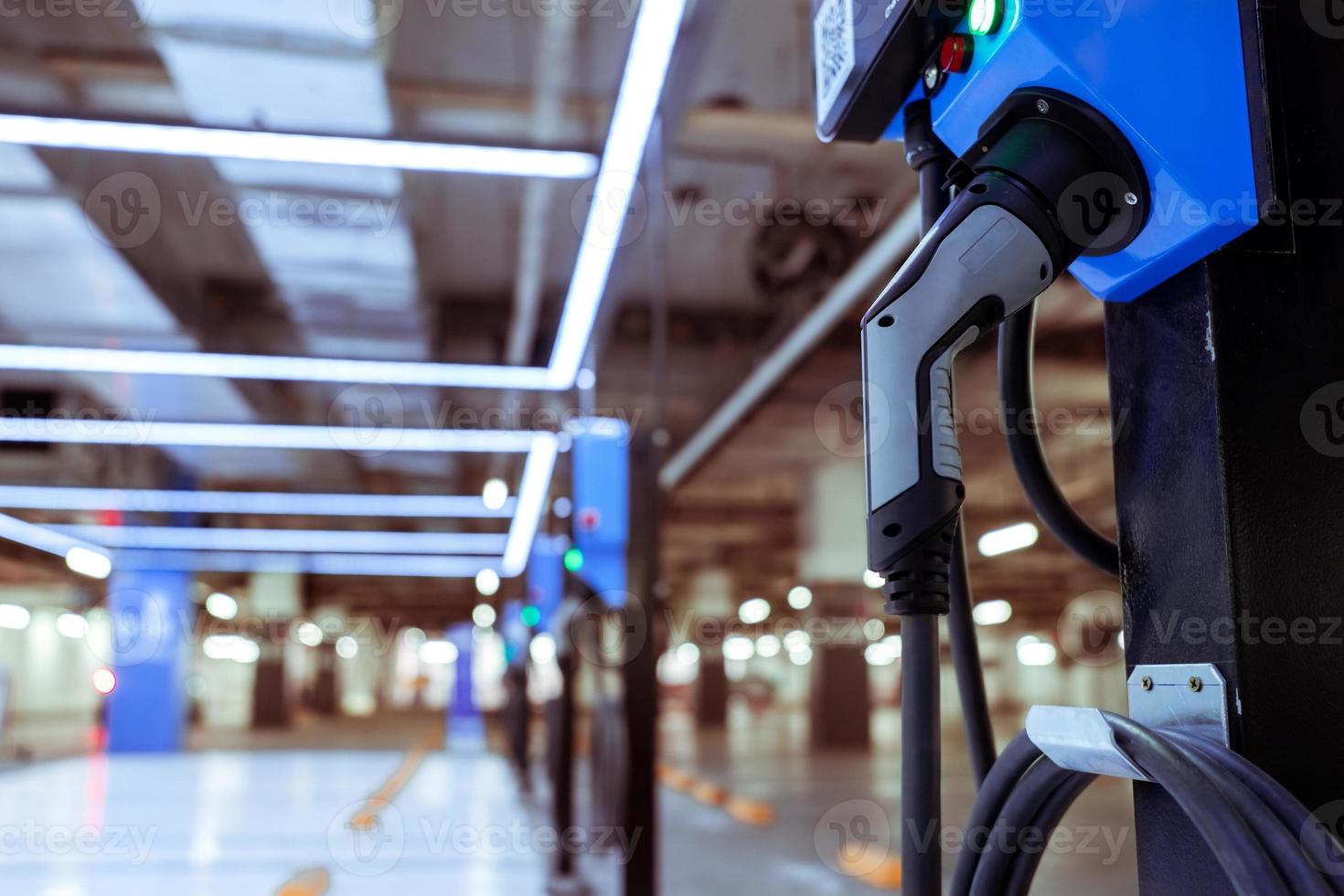 stazione di ricarica per auto elettriche per caricare la batteria ev. presa per veicolo con motore elettrico. ev caricatore. energia pulita. punto di ricarica presso parcheggio auto. potere verde. futura tecnologia di trasporto. foto