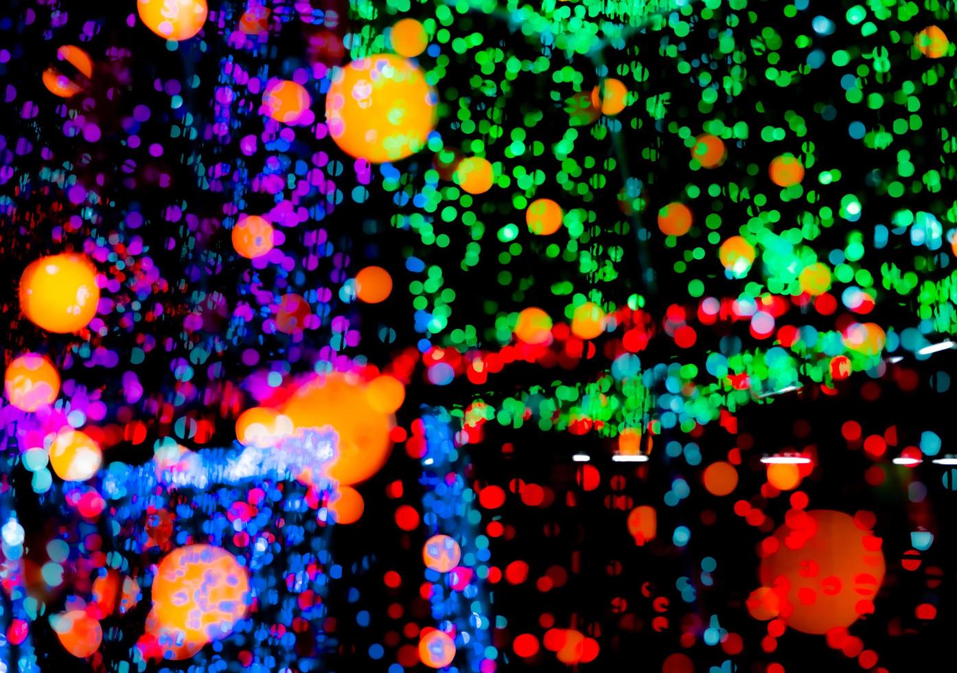 luce decorativa di natale e felice anno nuovo. sfondo bokeh colorato con un bel motivo. luce di Natale sfocata nella notte della festa. sfondo bokeh vacanze di natale. ghirlanda di illuminazione. foto