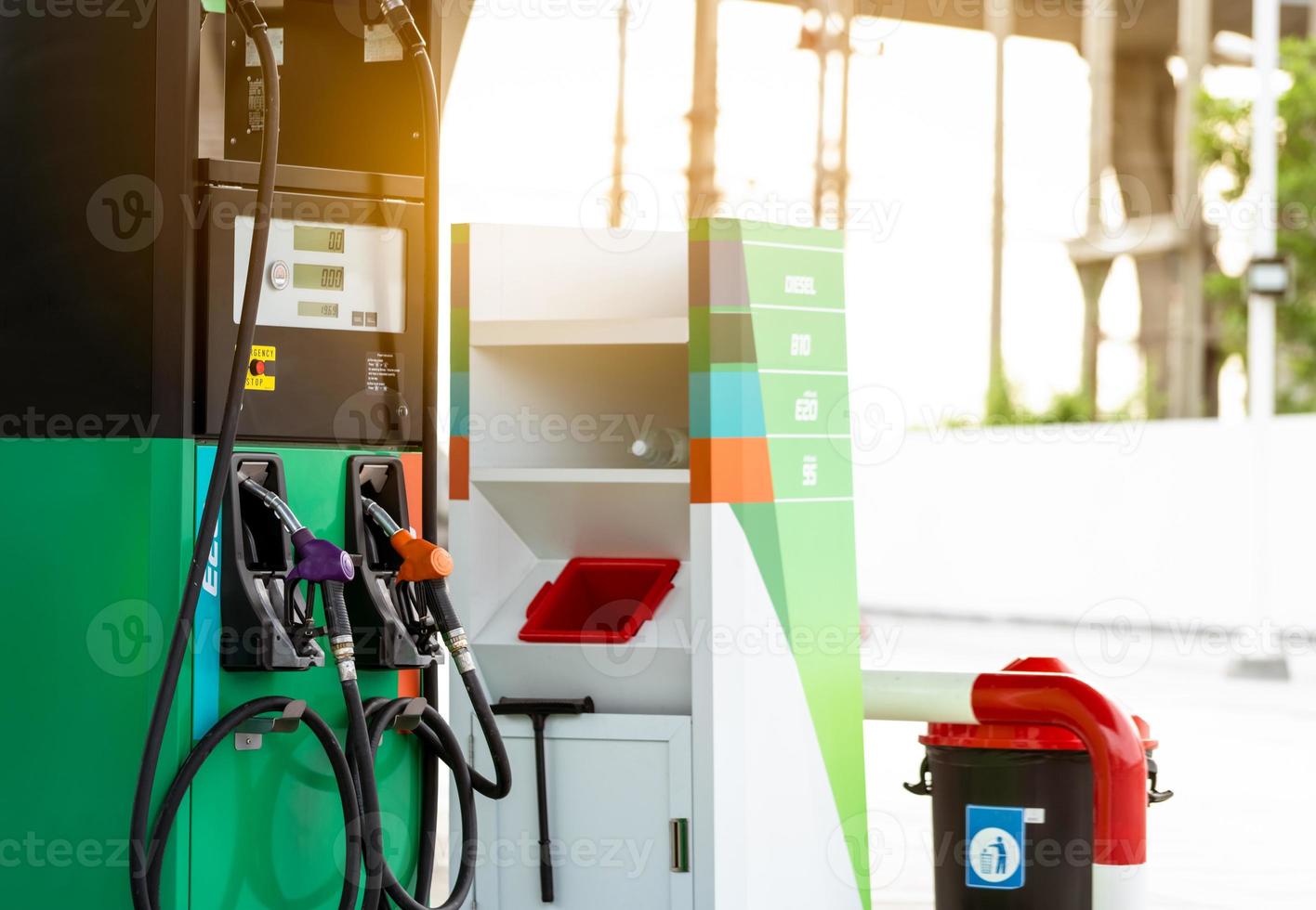 ugello del carburante di riempimento della pompa di benzina nella stazione di servizio. distributore di carburante. fare rifornimento fare il pieno di benzina benzina. industria e servizi della benzina. prezzo della benzina e concetto di crisi petrolifera. industria petrolifera. foto