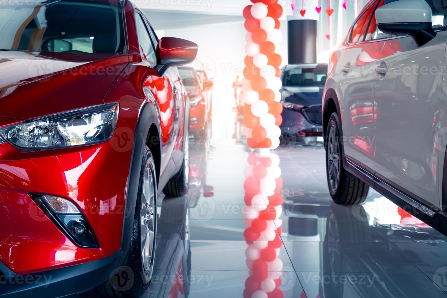 vista frontale dell'auto suv rossa e bianca. nuova e lucente suv di lusso parcheggiata in un moderno showroom in vendita. ufficio concessionaria auto. concetto di business di auto elettrica. leasing automobilistico. industria automobilistica. foto