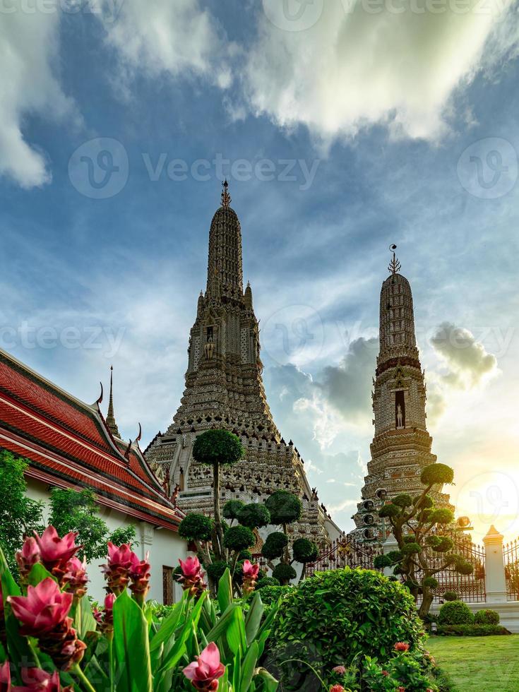 wat arun ratchawararam con un bel cielo azzurro e nuvole bianche. il tempio buddista di wat arun è il punto di riferimento a bangkok, in tailandia. arte di attrazione e architettura antica a bangkok, in tailandia. foto