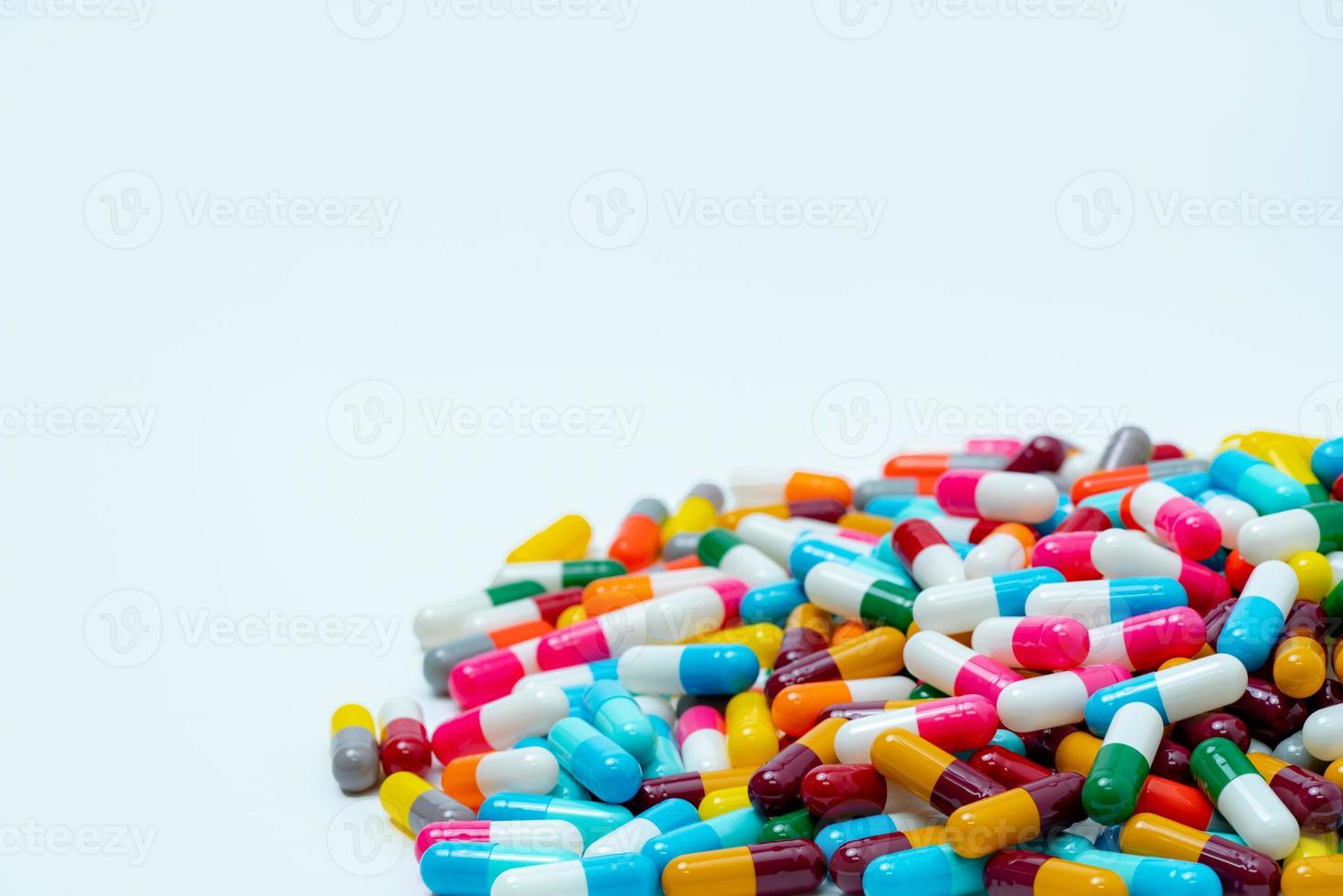 mucchio di capsule colorate. industria farmaceutica. background sanitario e medico. concetto farmaceutico. background sanitario e assicurativo. pillole di capsule di colore brillante. interazioni farmacologiche. foto
