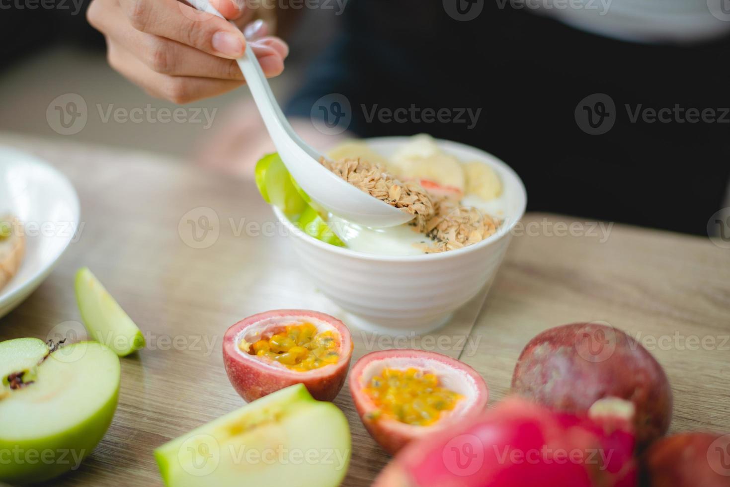 giovane donna asiatica ragazza che tiene cibo salutare verdura fresca nello stile di vita a casa, femmina bella persona vegetariana che fa dieta nutrimento mangiare insalata, le persone sono sorridenti, concetto di cibo sano foto