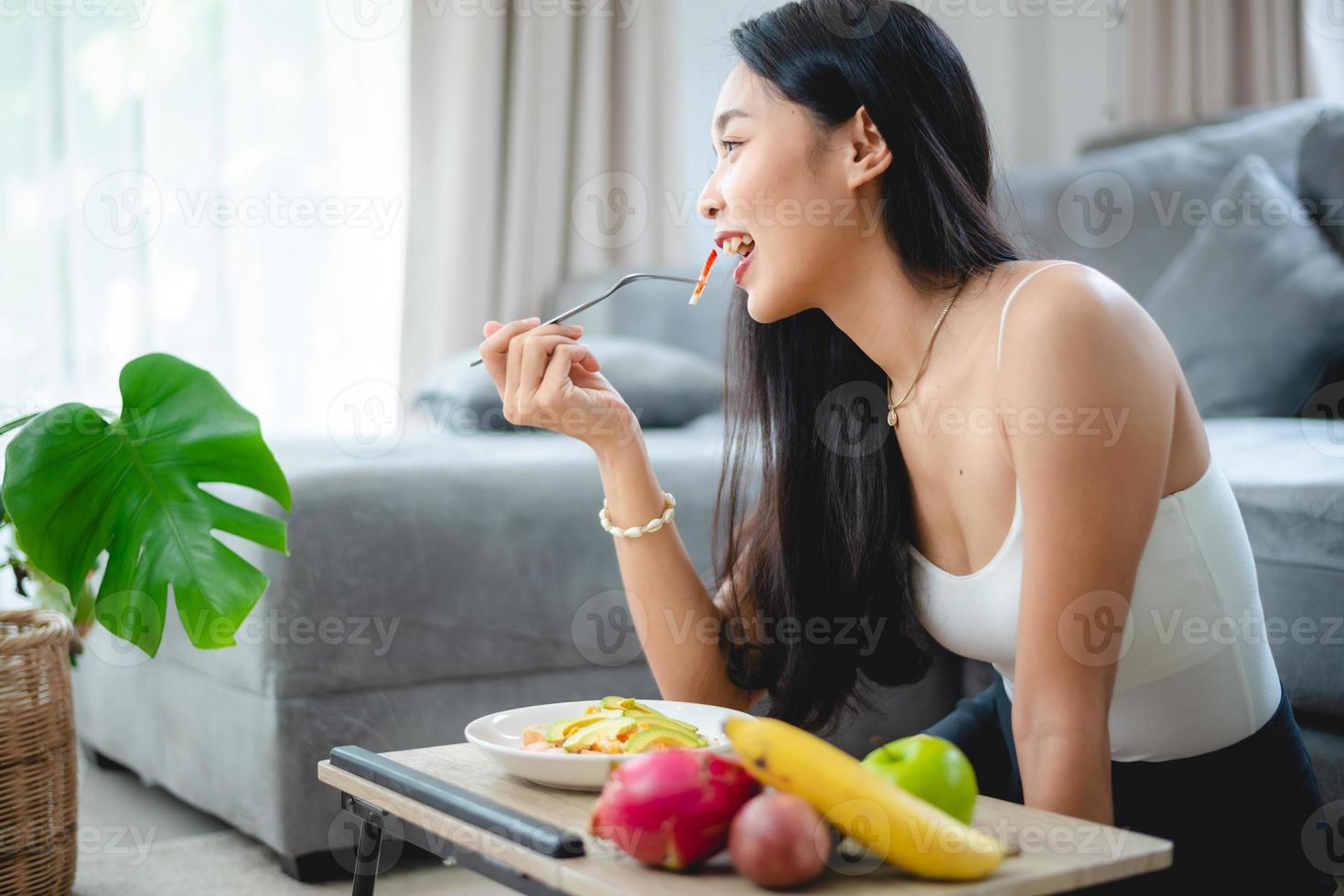 giovane donna asiatica ragazza che tiene cibo salutare verdura fresca nello stile di vita a casa, femmina bella persona vegetariana che fa dieta nutrimento mangiare insalata, le persone sono sorridenti, concetto di cibo sano foto