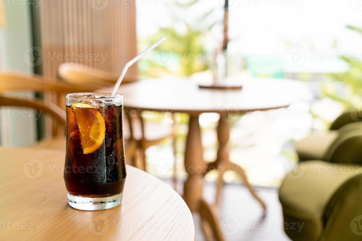 bicchiere di cola ghiacciato con ghiaccio foto