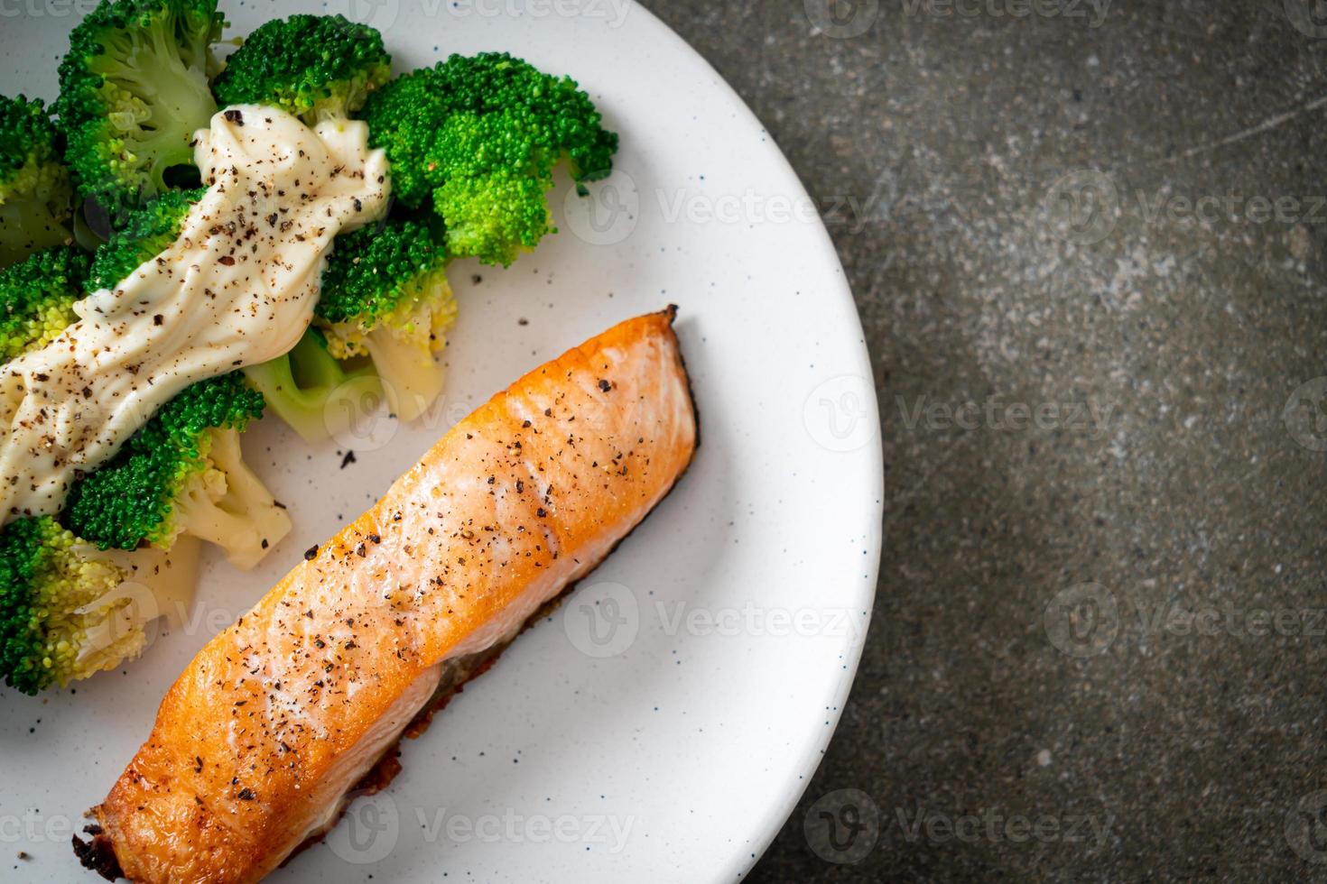 Filetto di salmone alla griglia con broccoli foto