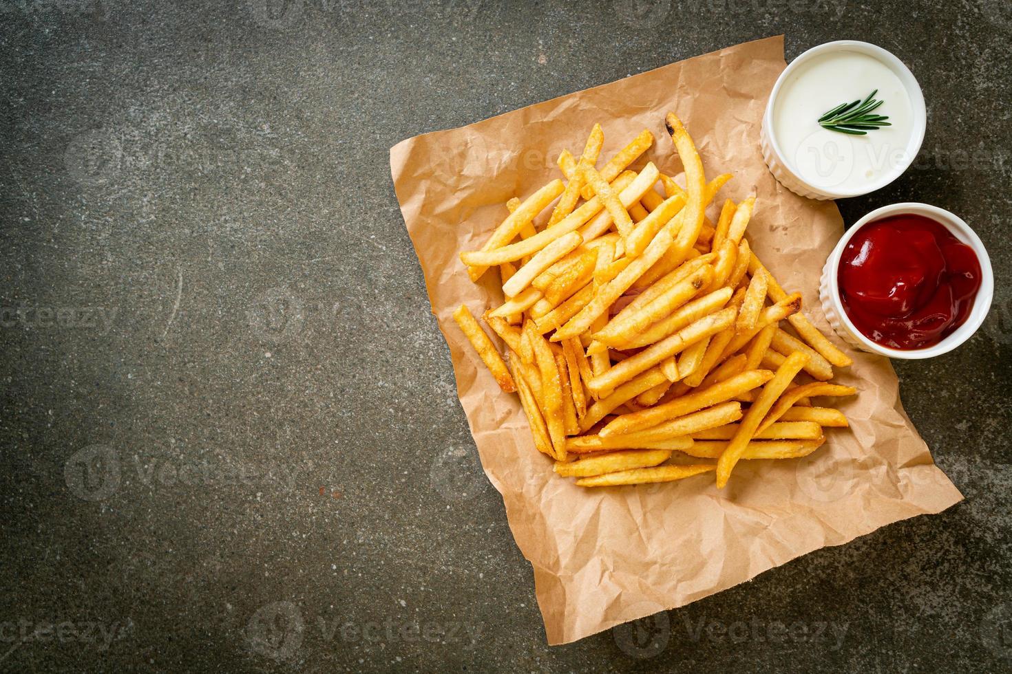 patatine fritte con panna acida e ketchup foto