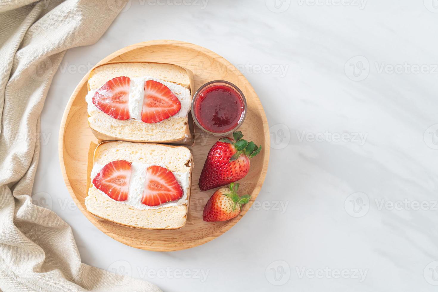 pancake sandwich fragola panna fresca foto