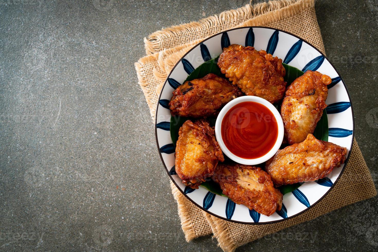 pollo fritto croccante con salsa di pesce foto