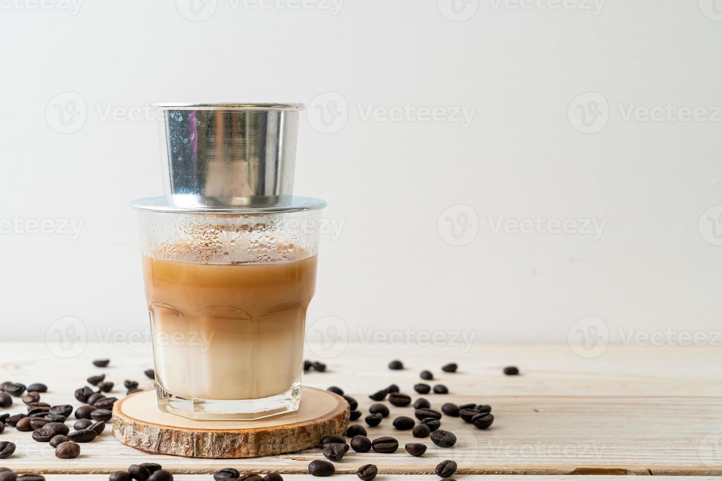 caffè al latte caldo che gocciola in stile vietnam foto