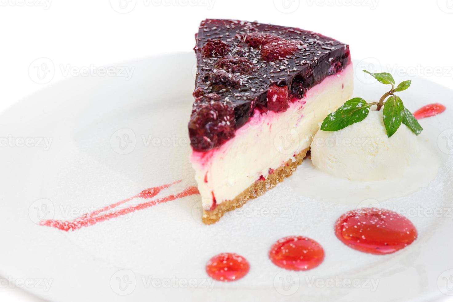 Cheesecake alla ciliegia su sfondo bianco foto