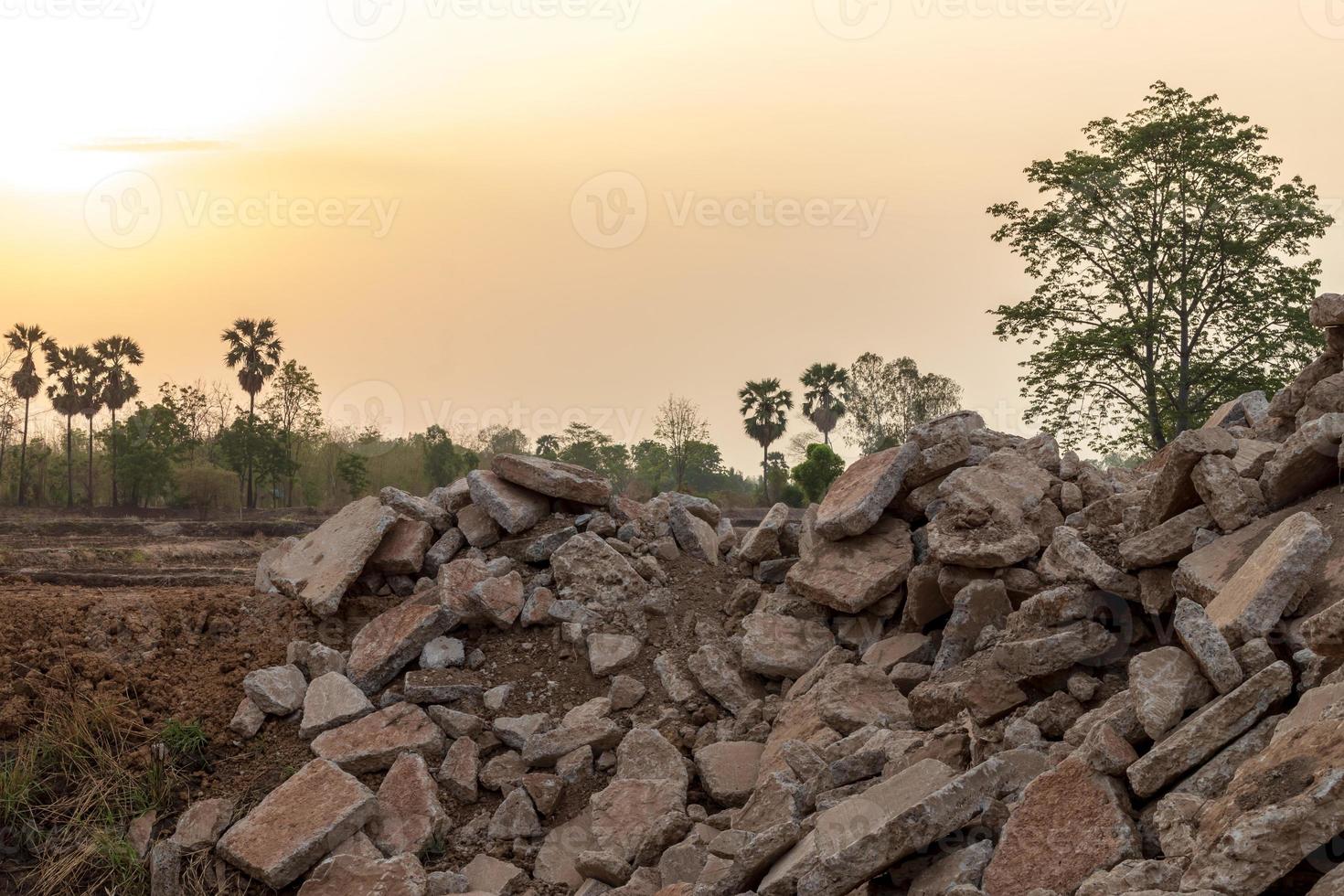 cumuli di detriti di cemento a terra. foto