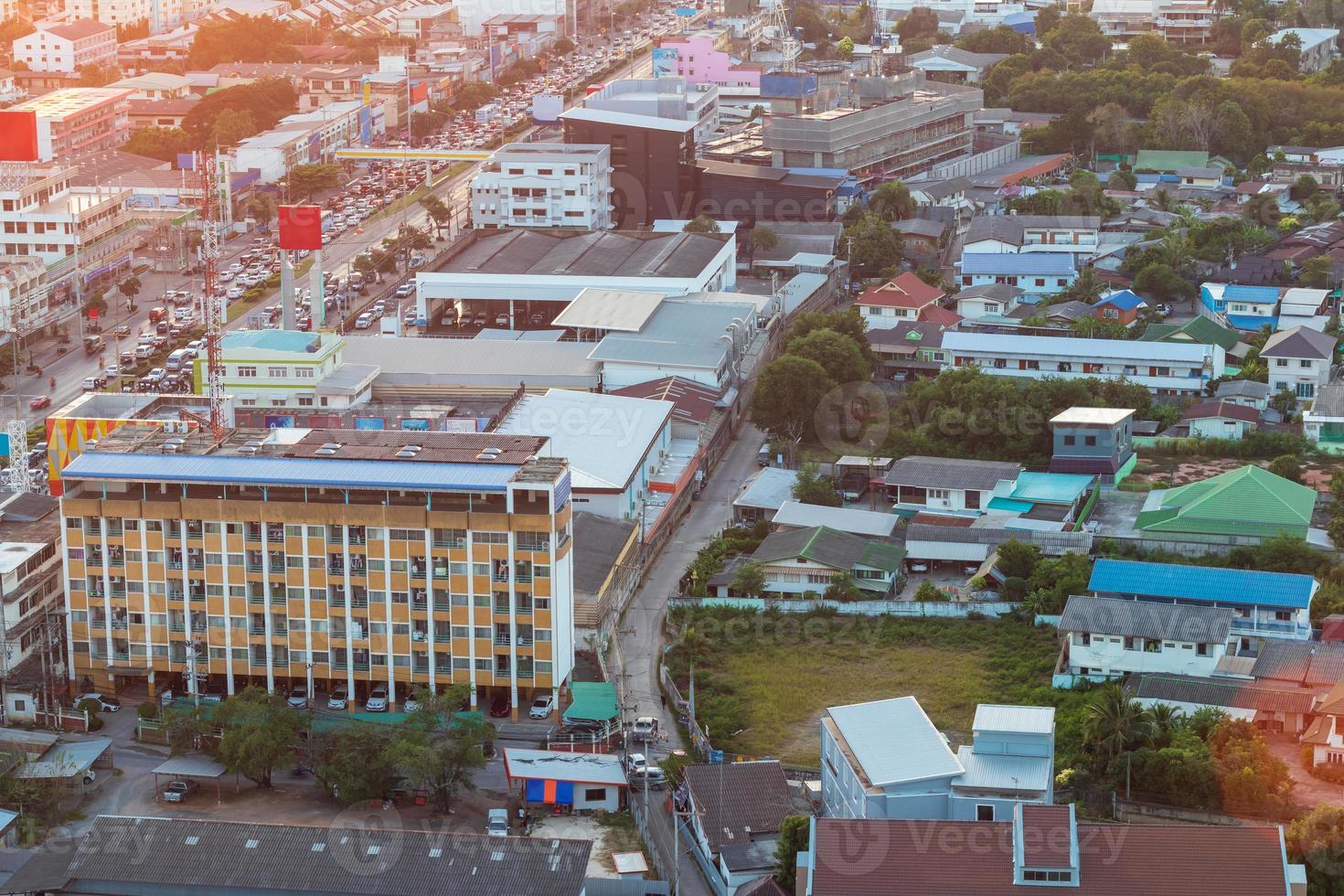 una vista dall'alto dei numerosi edifici che ospitano il traffico di automobili sulle strade di uno dei capoluoghi di provincia della Thailandia durante il bellissimo tramonto al tramonto. foto