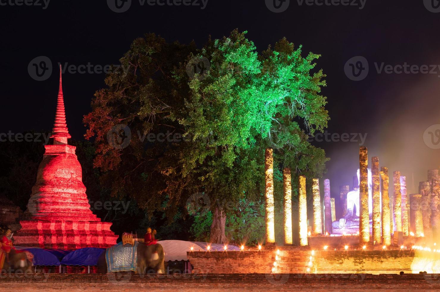 vecchio tempio buddista di notte con luci e fumo. foto