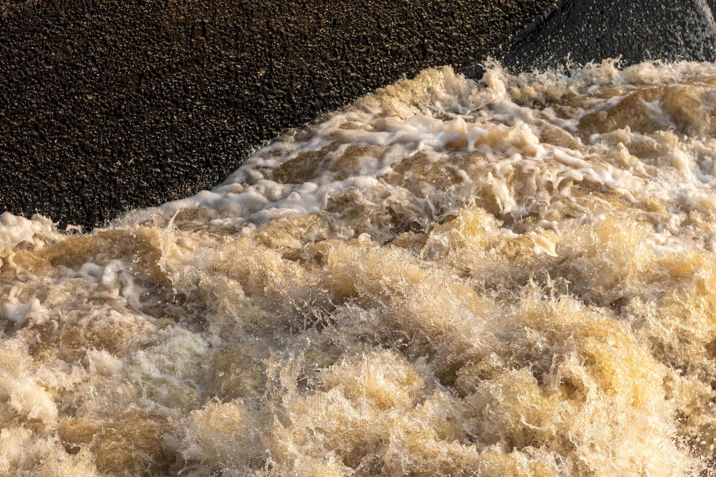 torrent di forti correnti con cemento vecchio. foto