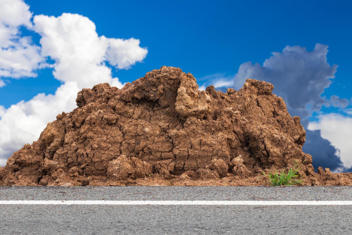 accumulare la ghiaia lungo la strada con cielo nuvoloso. foto