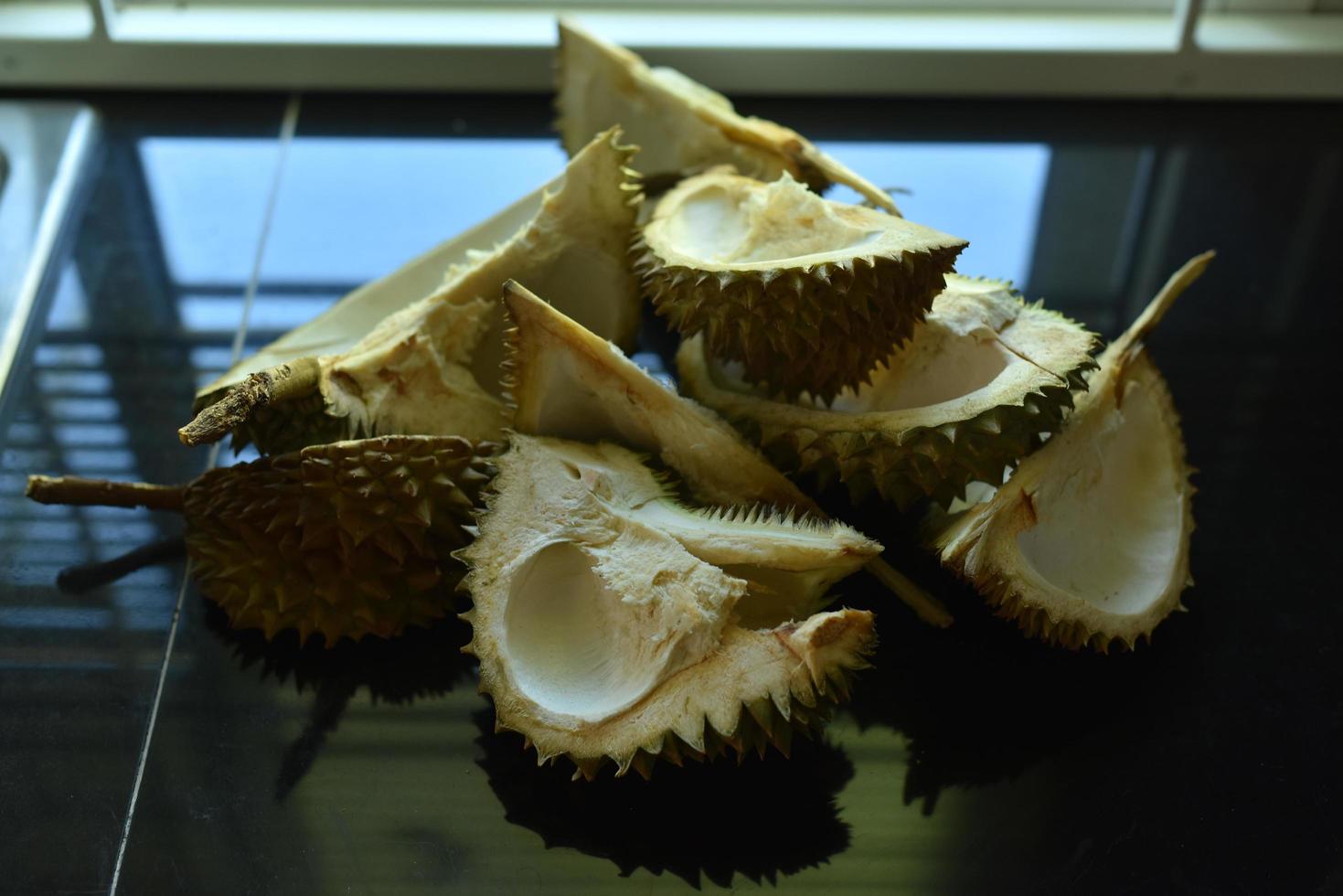 mucchio di bucce di durian. foto