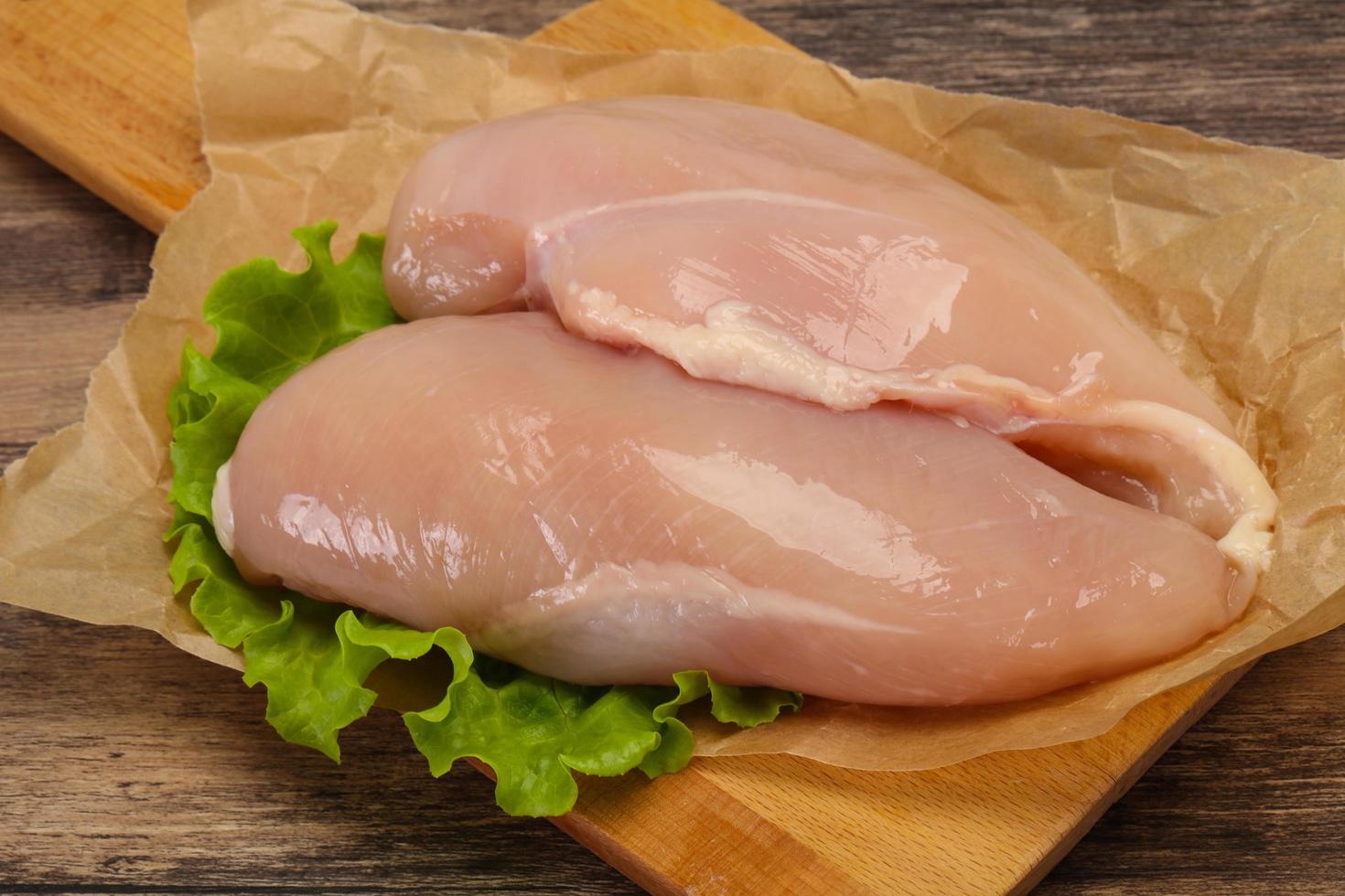 petto di pollo crudo pronto per la cottura foto