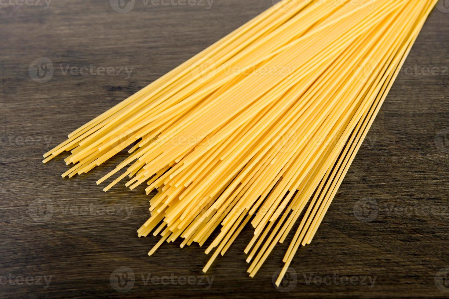 spaghetti italiani su tavola di legno foto