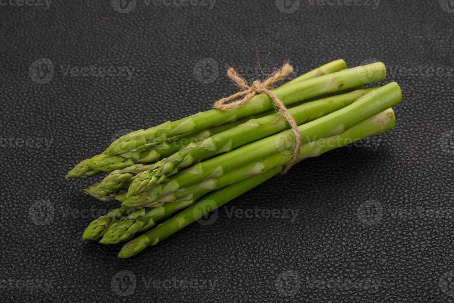 mucchio di asparagi crudi foto