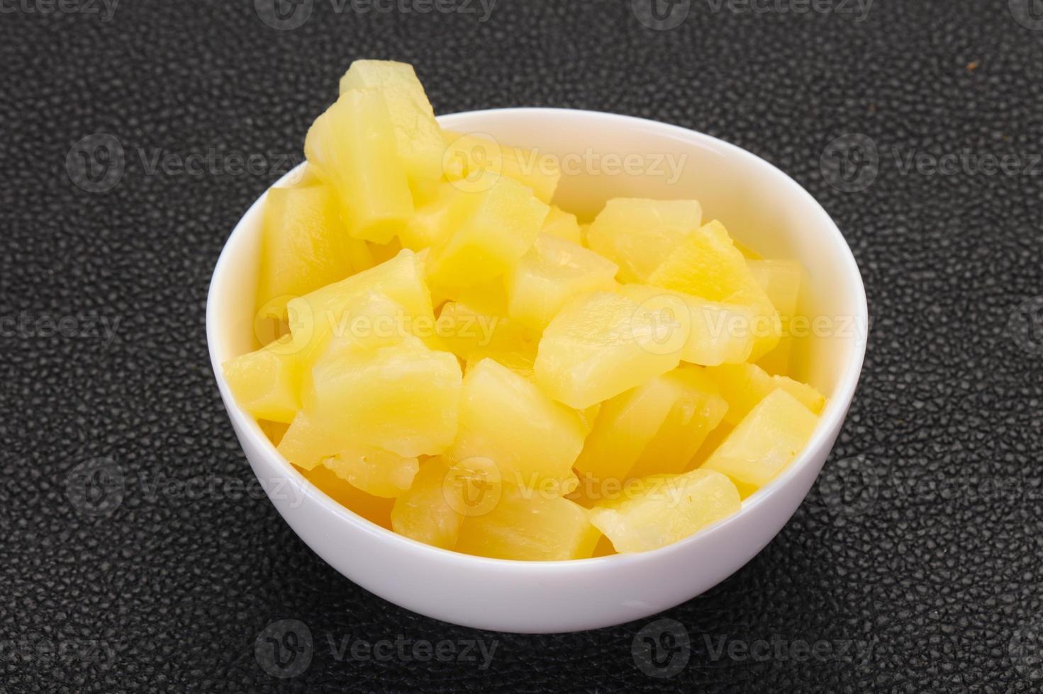 pezzi di ananas marinati foto