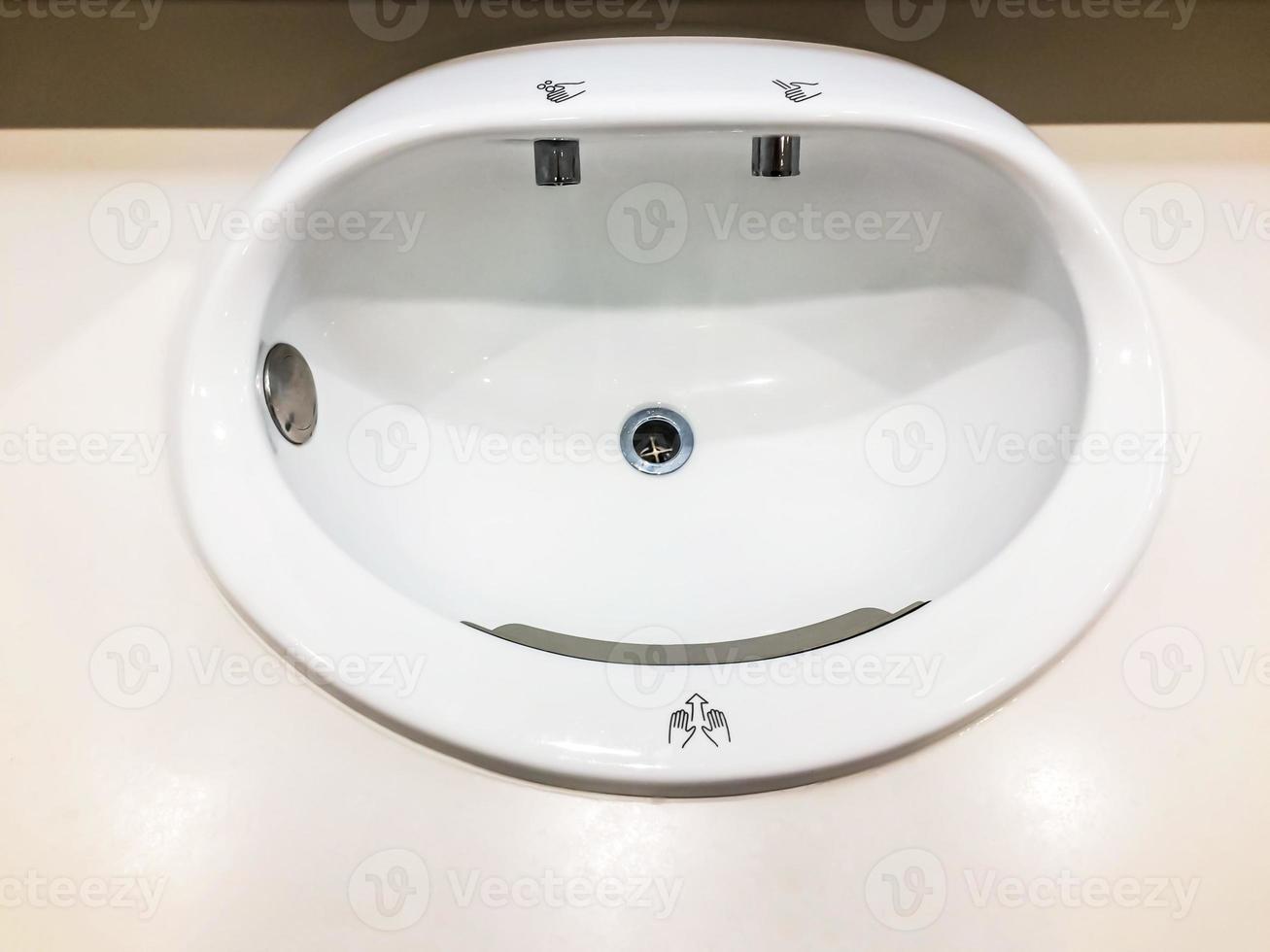 lavabo automatico può essere utilizzato soffiatori di vento e sapone in bagno in un moderno aeroporto internazionale per il servizio di tutti i passeggeri. foto