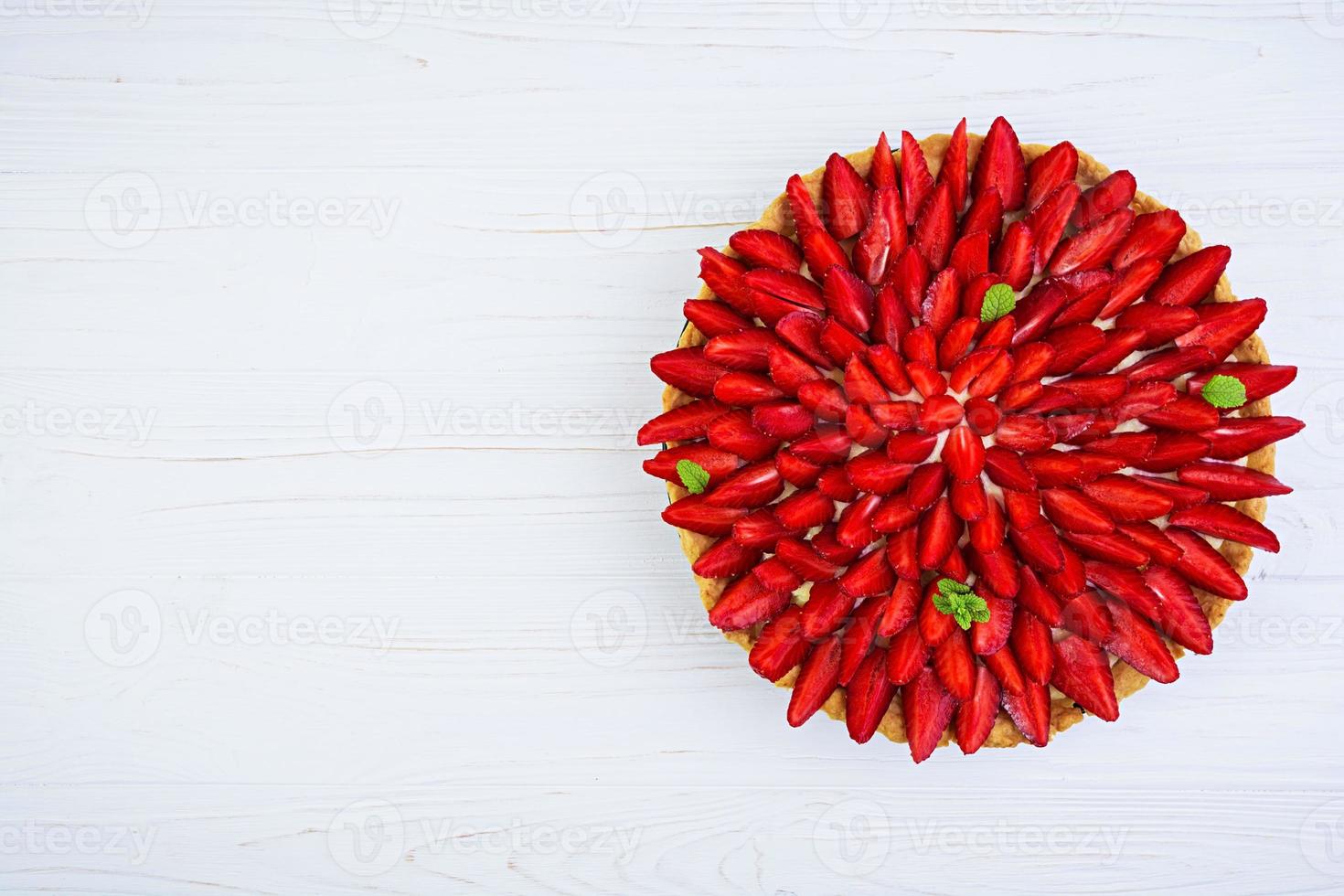 deliziosa crostata con fragole su fondo di legno foto