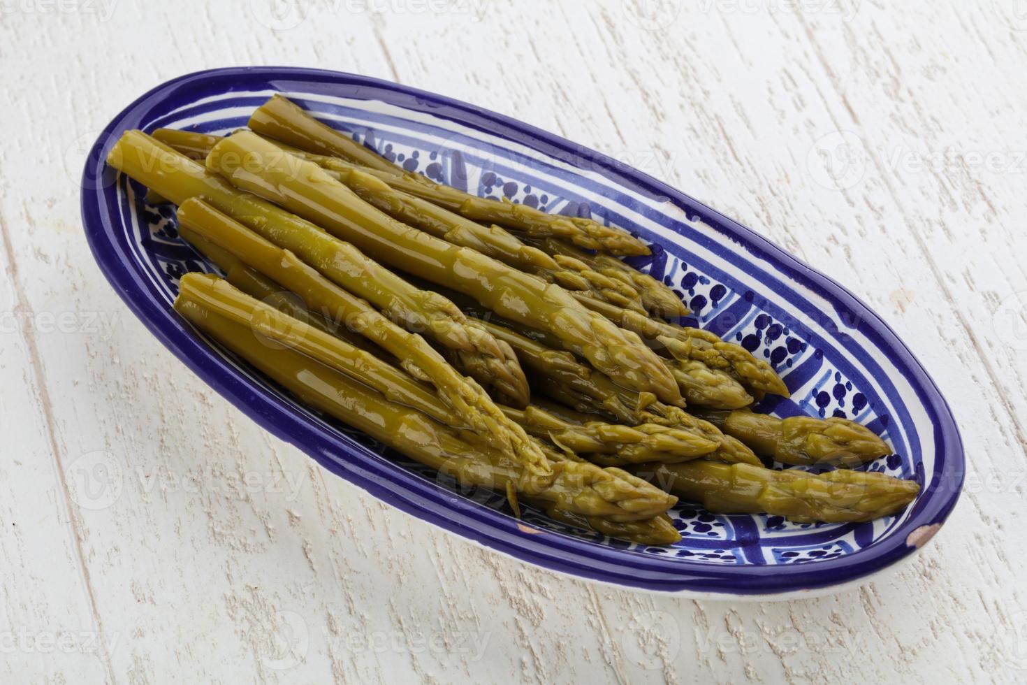 asparagi sott'aceto in un piatto foto