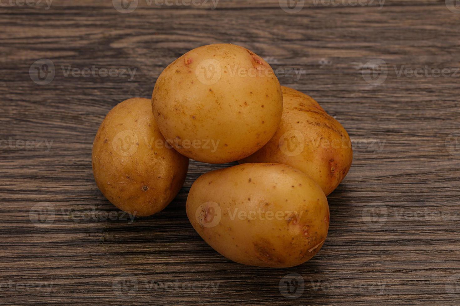 mucchio di patate giovani del bambino crudo foto