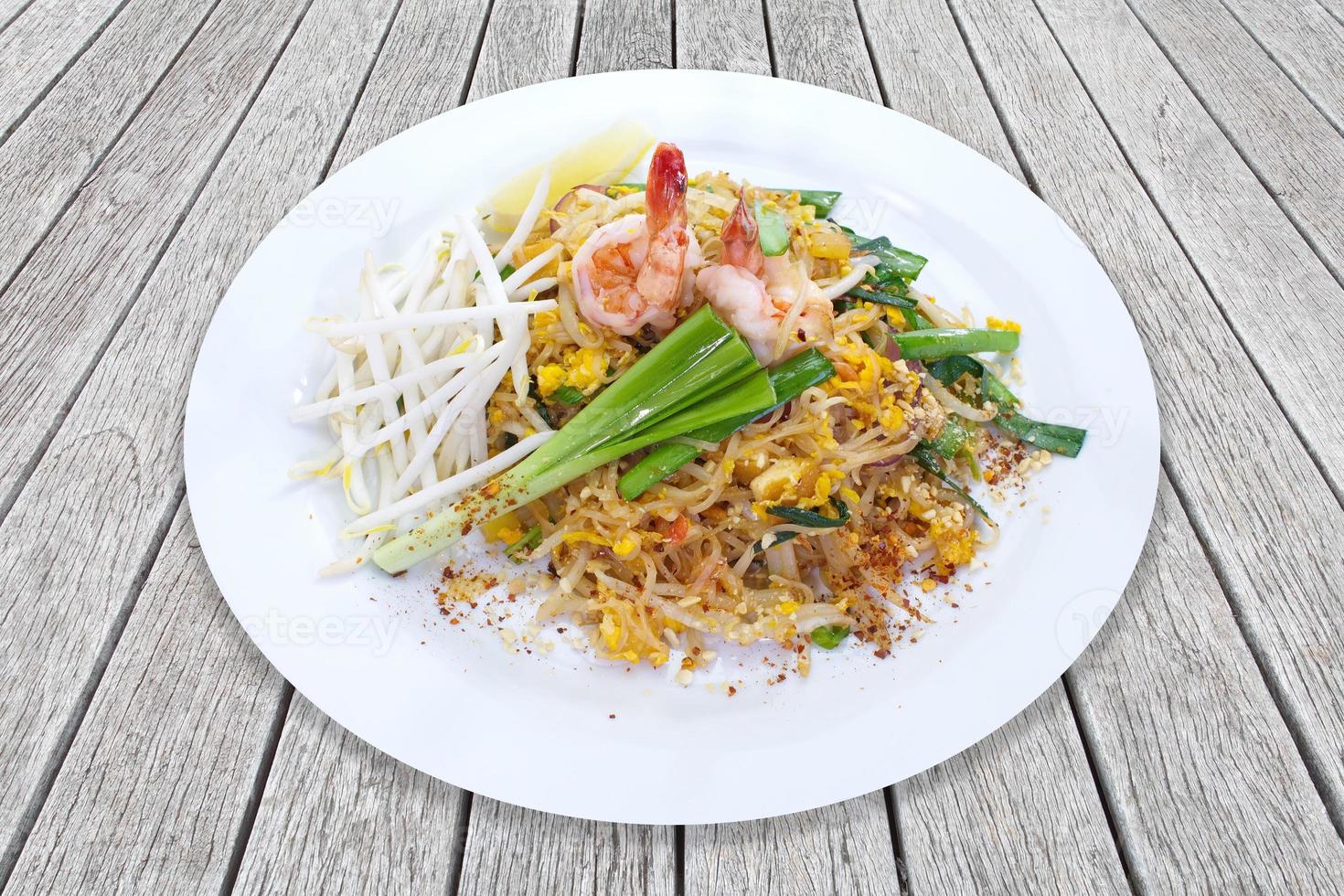 pad thai, tagliatella di riso in padella tailandese, uova, tofu e verdure foto
