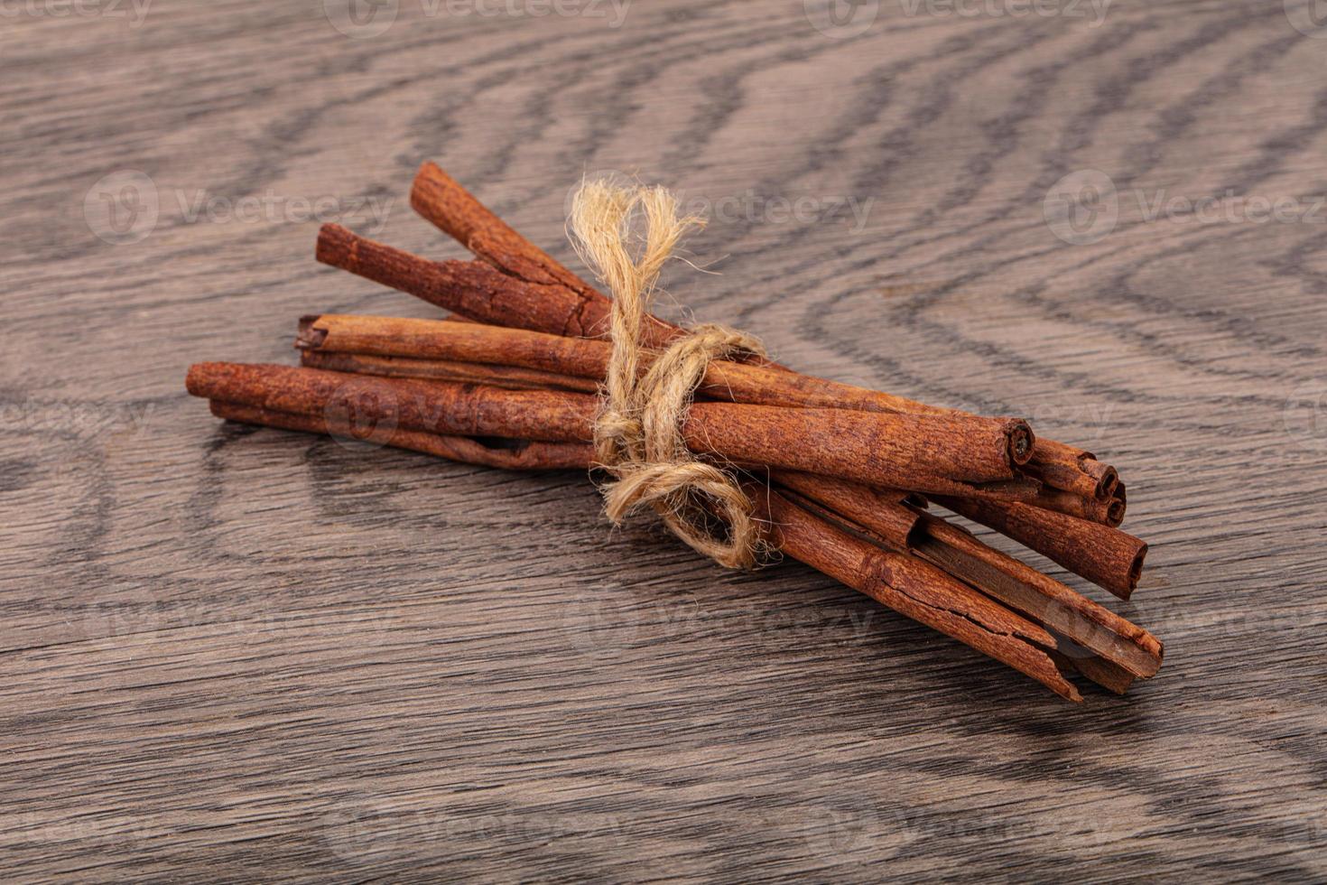 mucchio di bastoncini di cannella aroma isolato foto