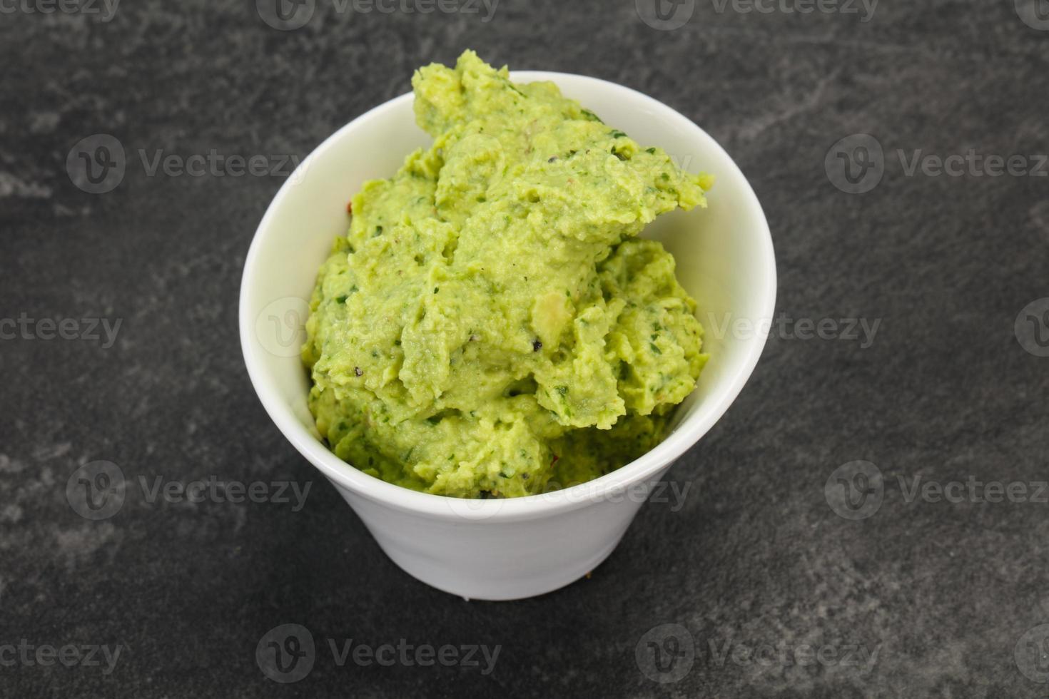 salsa guacamole di avocado con peperoncino foto