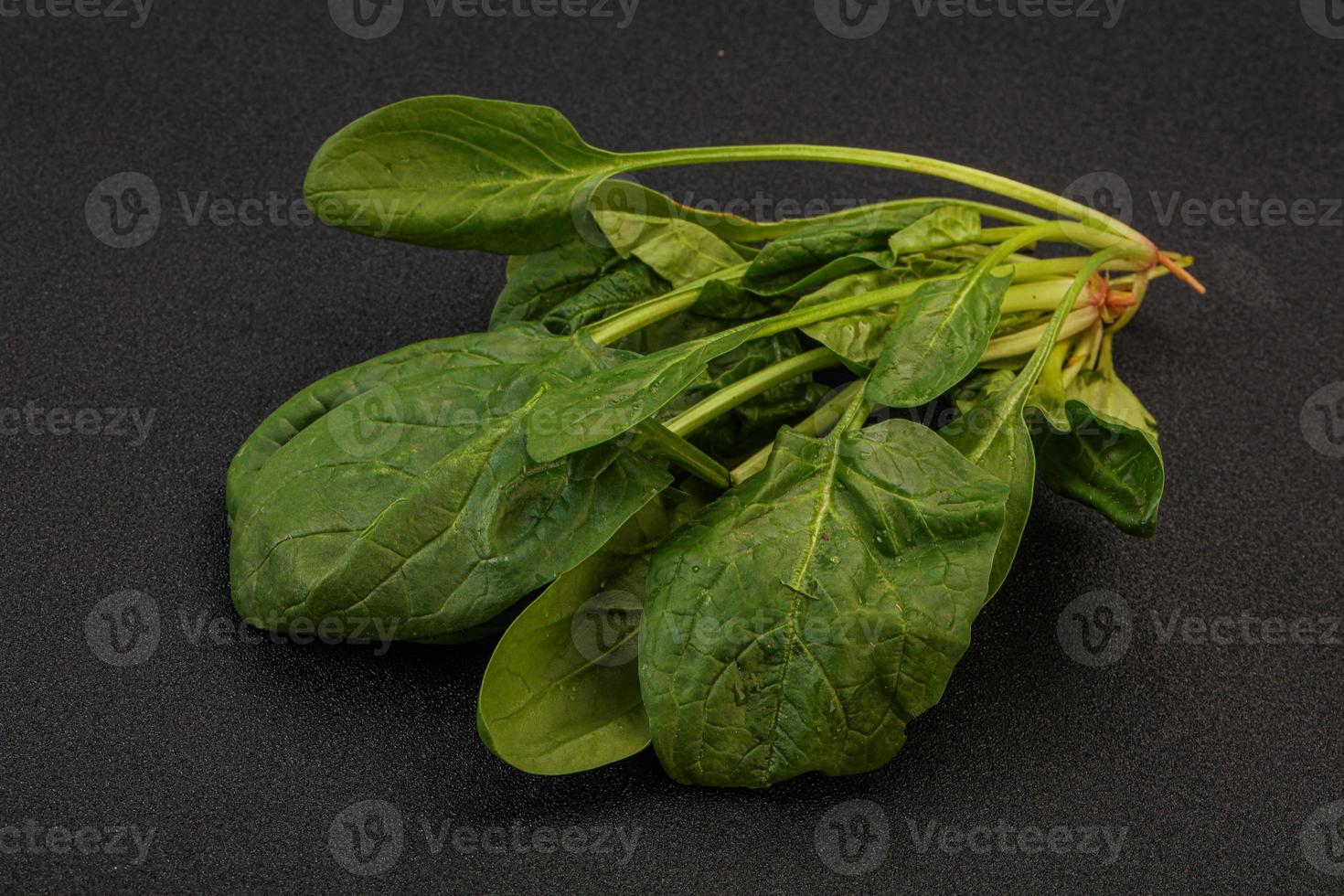 mucchio di foglie di spinaci verdi freschi foto